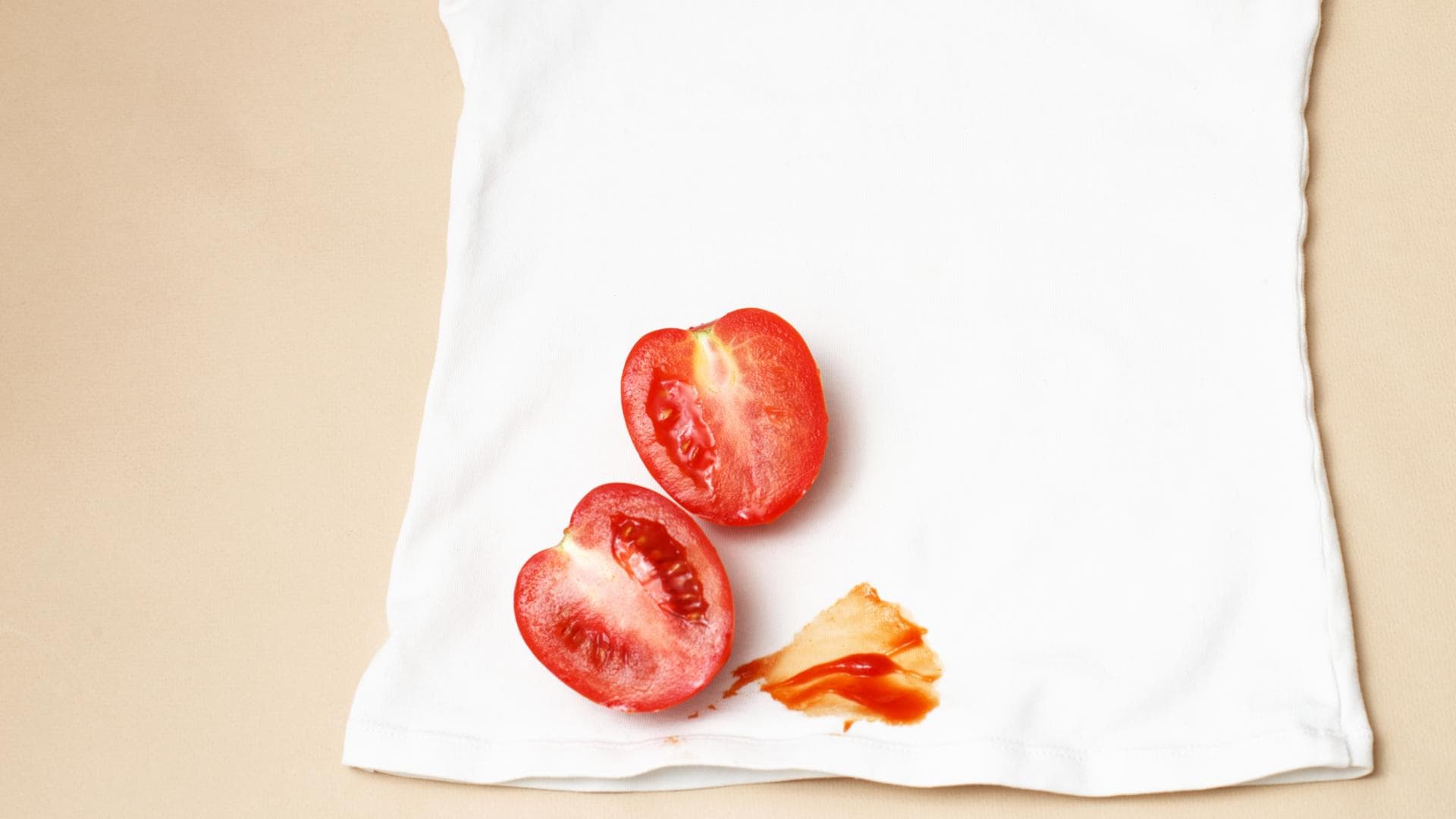Tomatenflecken auf T-Shirt
