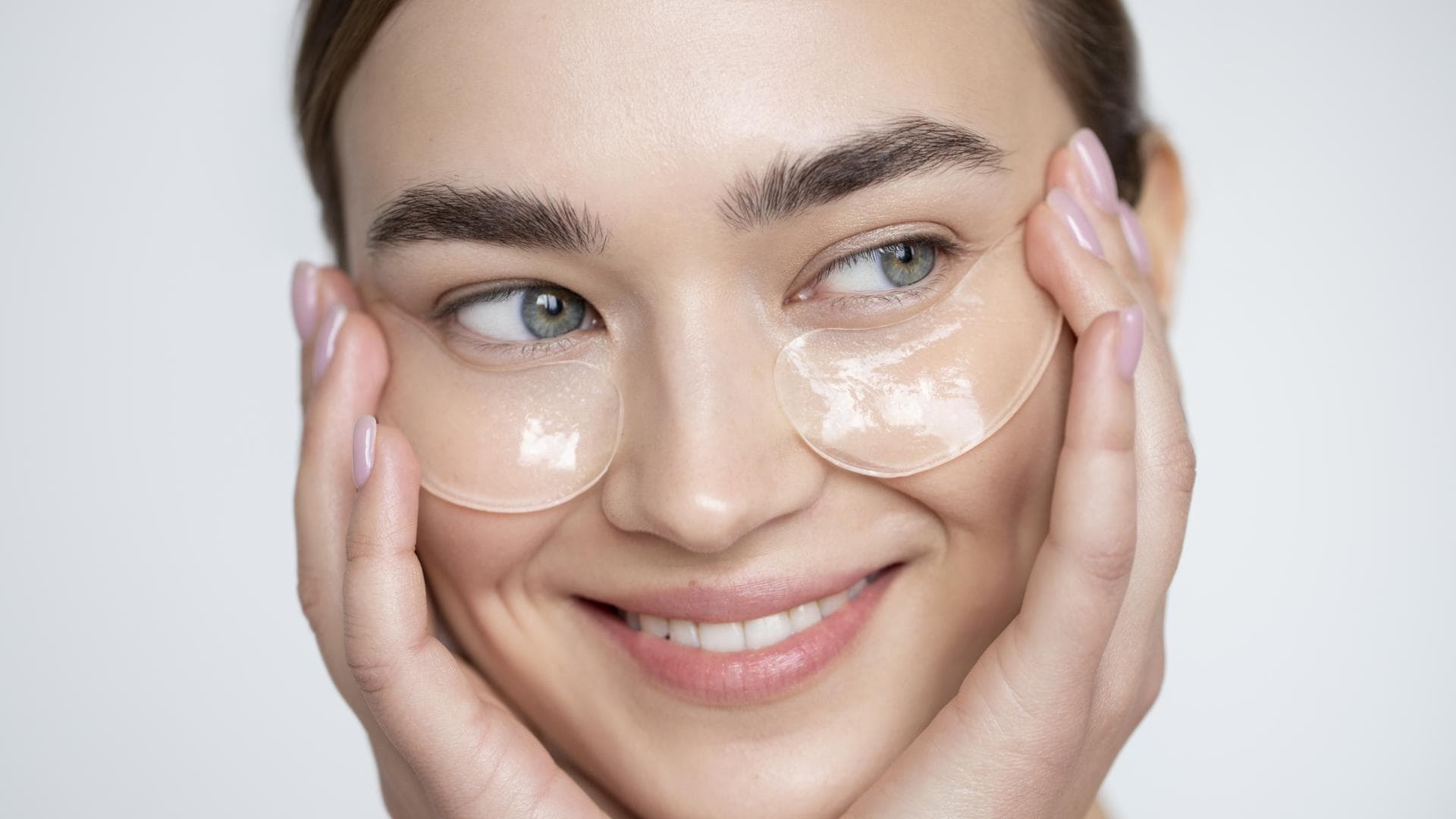 Frau mit Augenpads