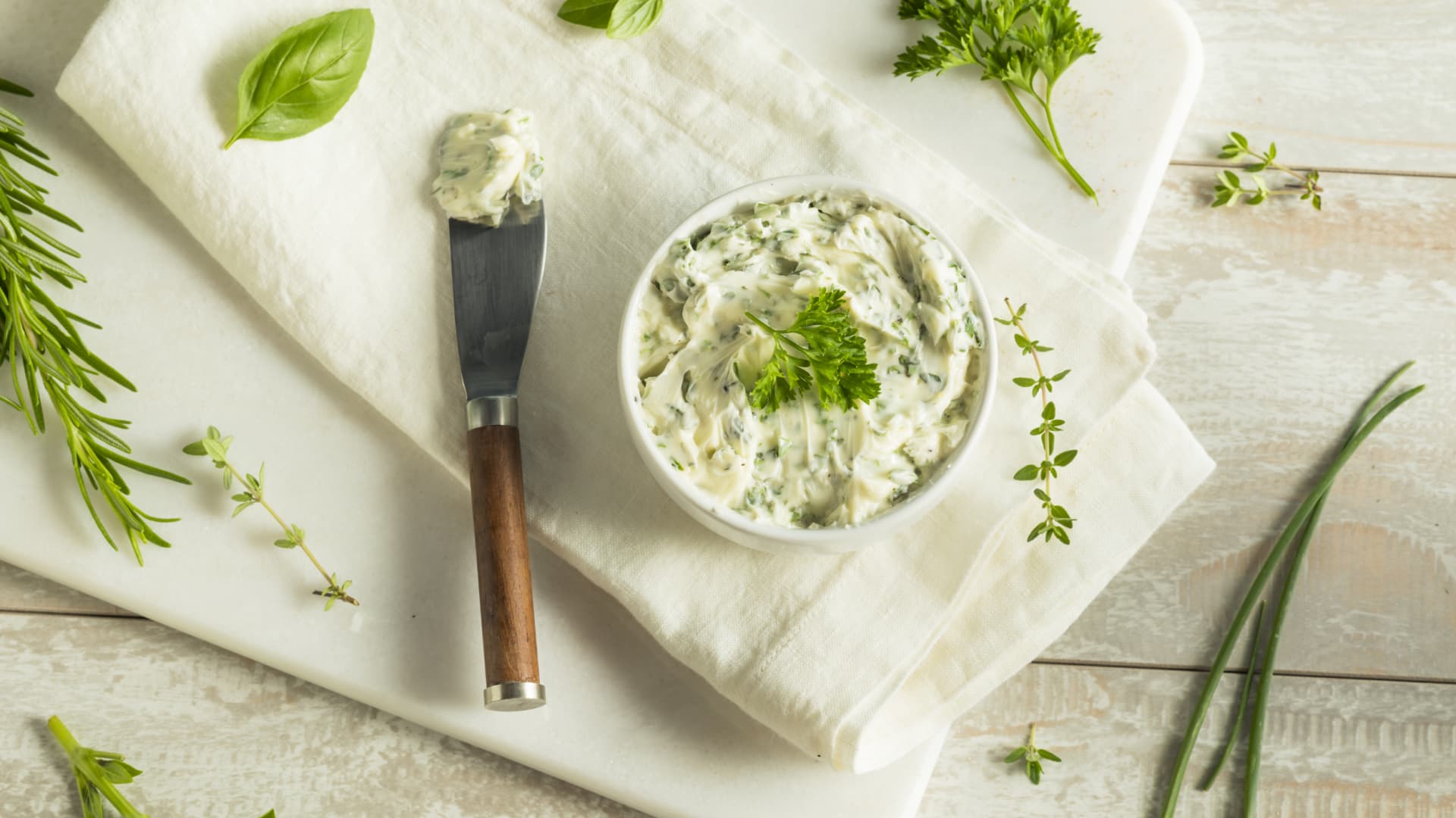 Vegane Kräuterbutter mit Basilikum und Zitrone