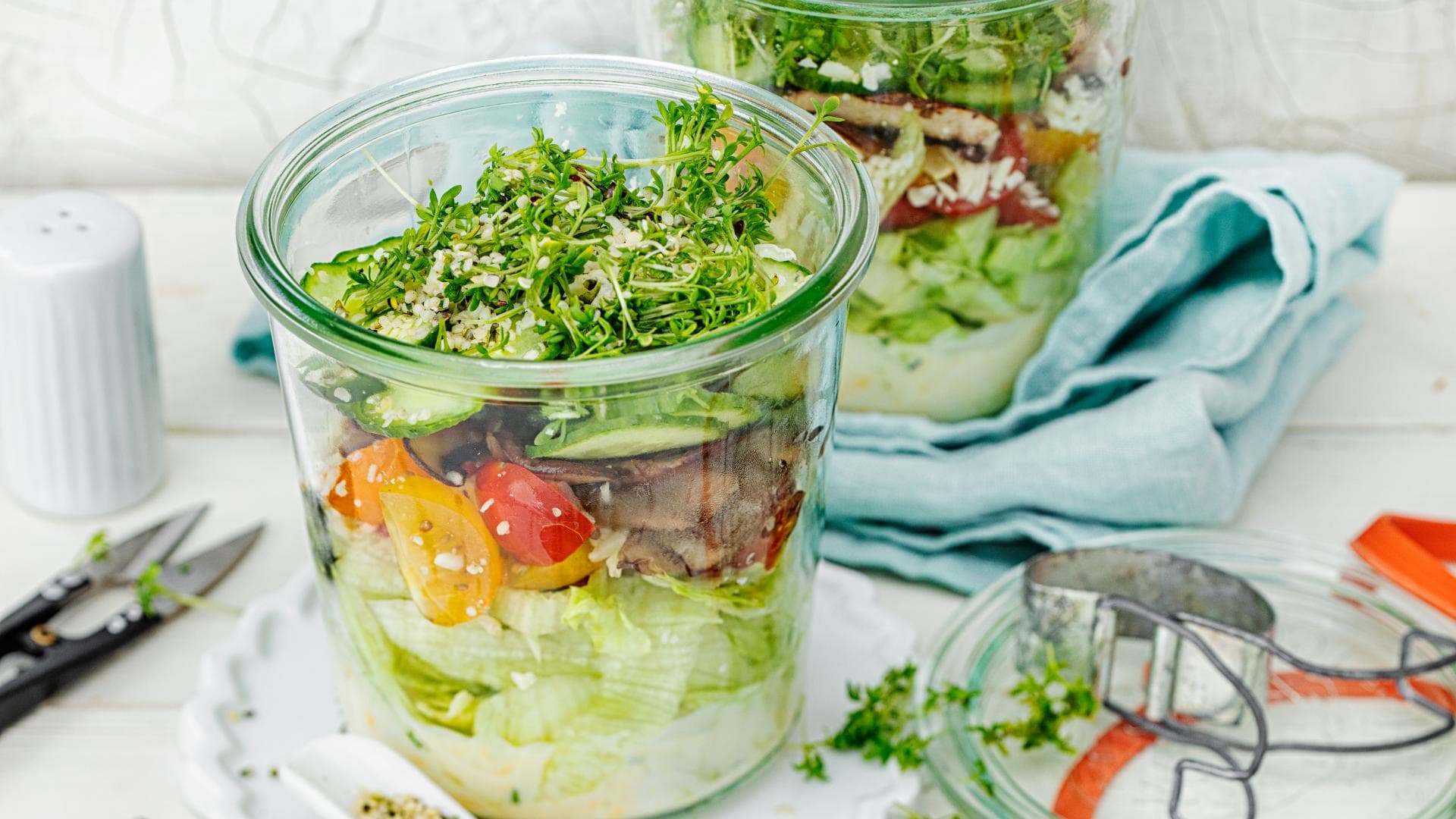 Bunter Schichtsalat mit Ei-Dressing