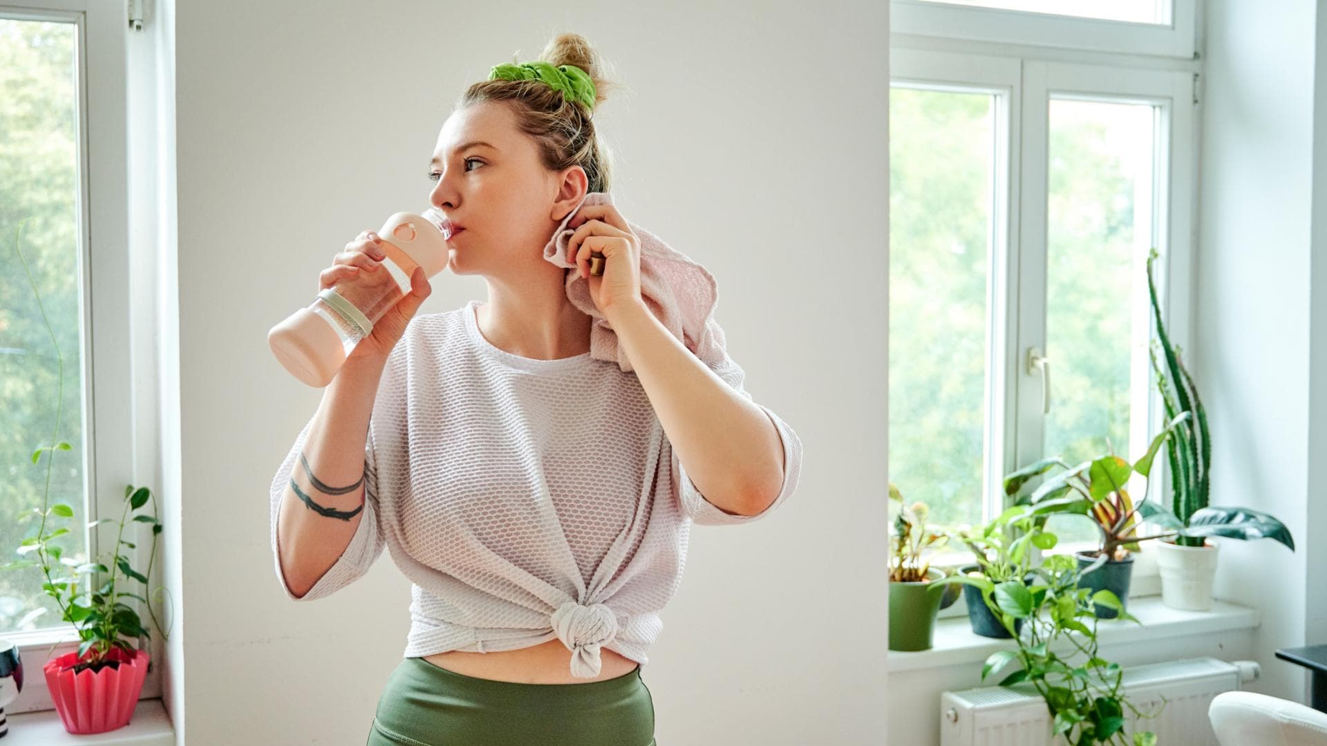 Frau mit Zopfgummi und Trinkflasche