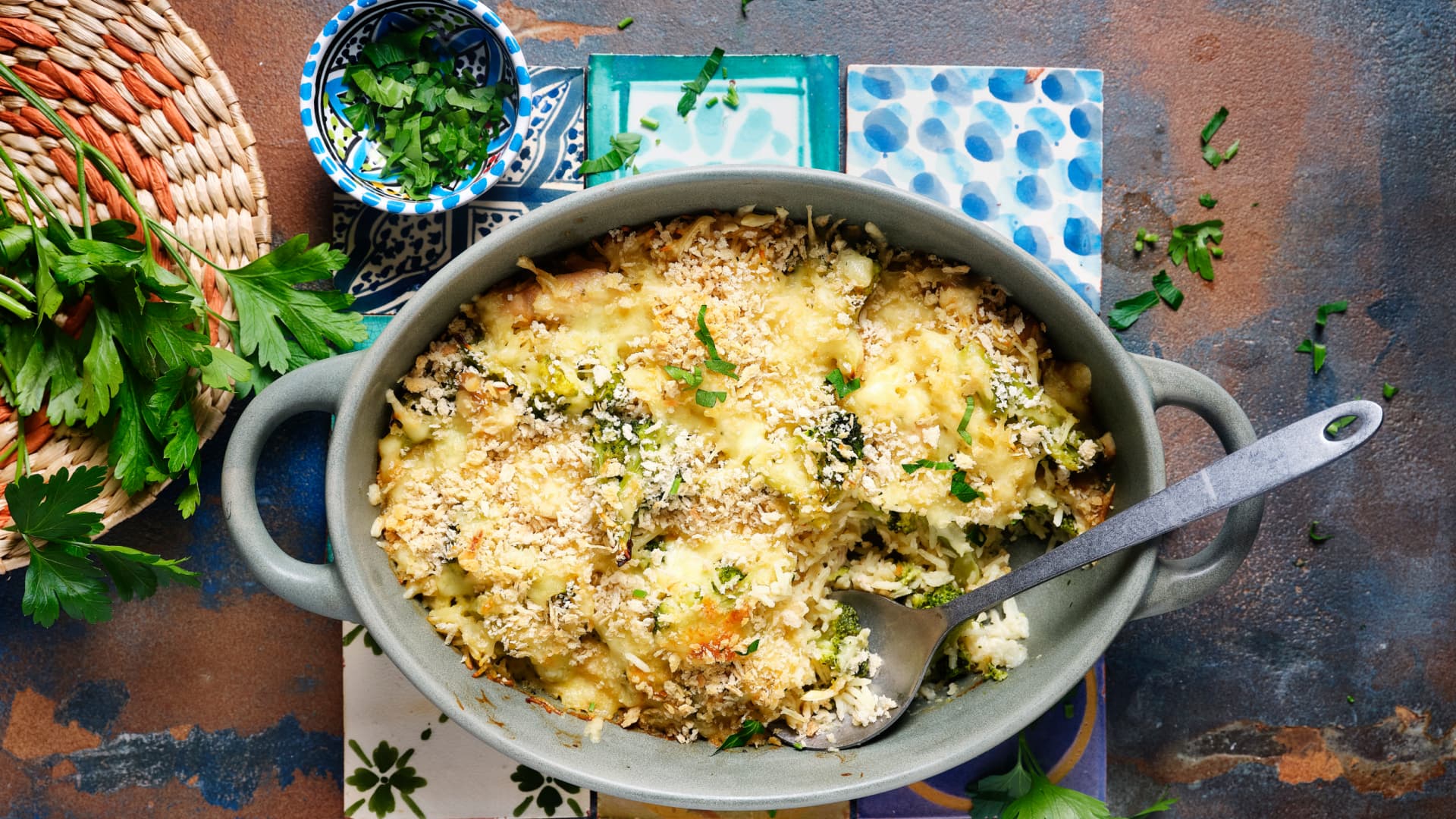 Gebackener Reis mit Hähnchen und Brokkoli