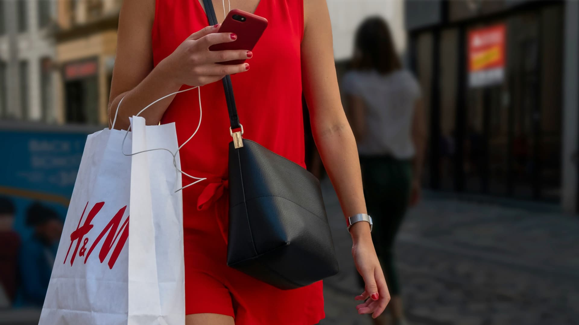 Frau shoppt im sale von H&M