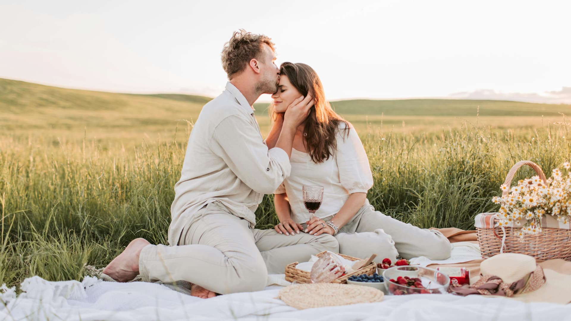 Ein Ehepaar feiert seinen Hochzeitstag mit einem Picknick