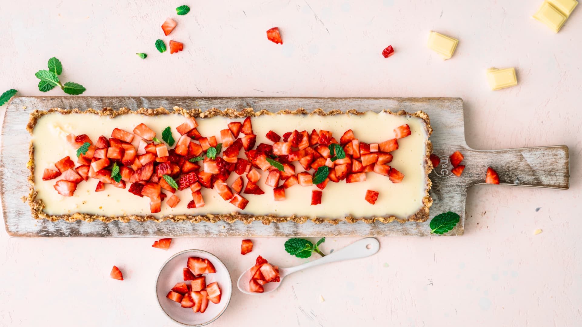 Sommerkuchen mit Erdbeeren und weißer Schokolade