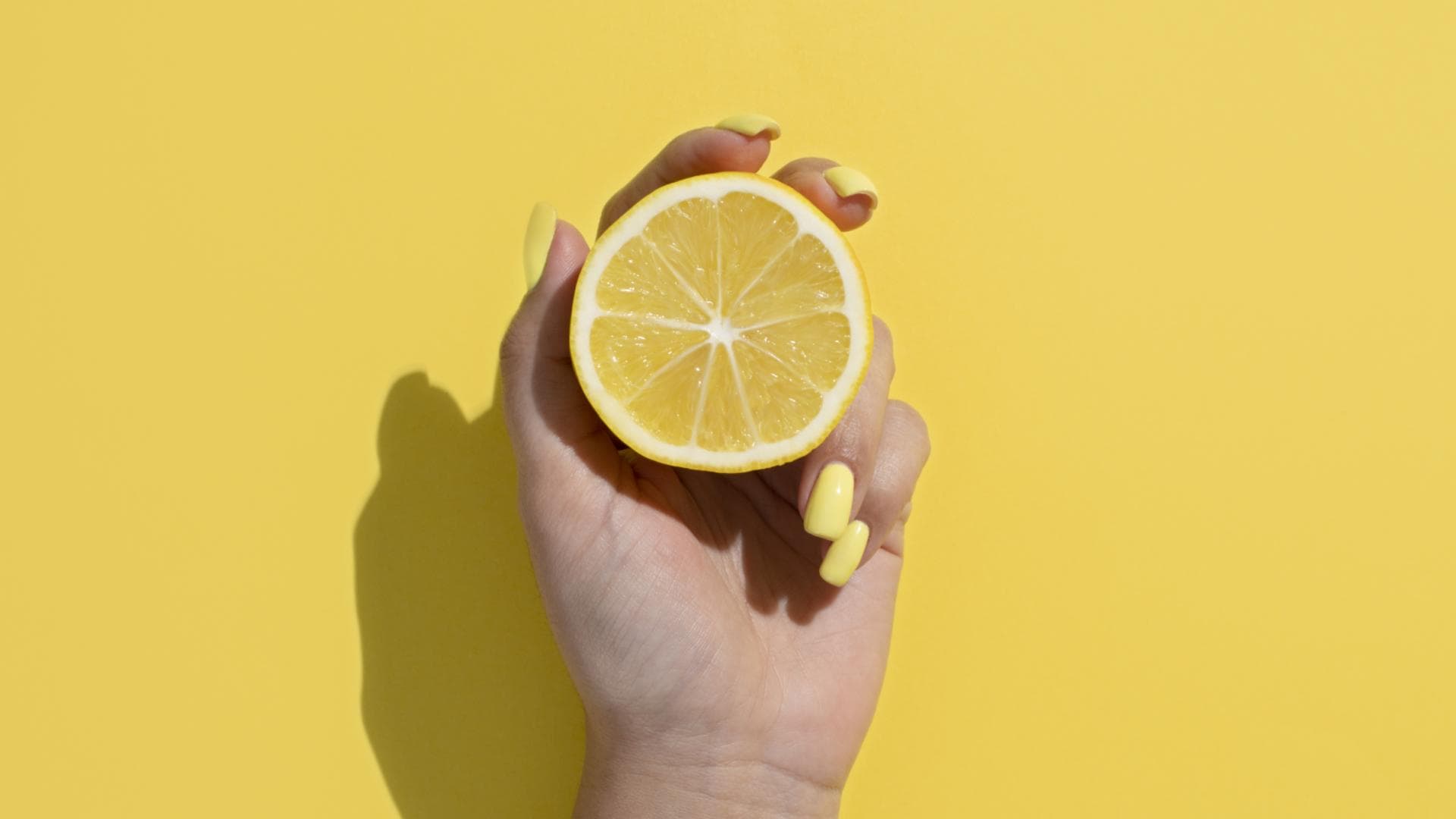 Gelbe Fingernägel mit Zitrone