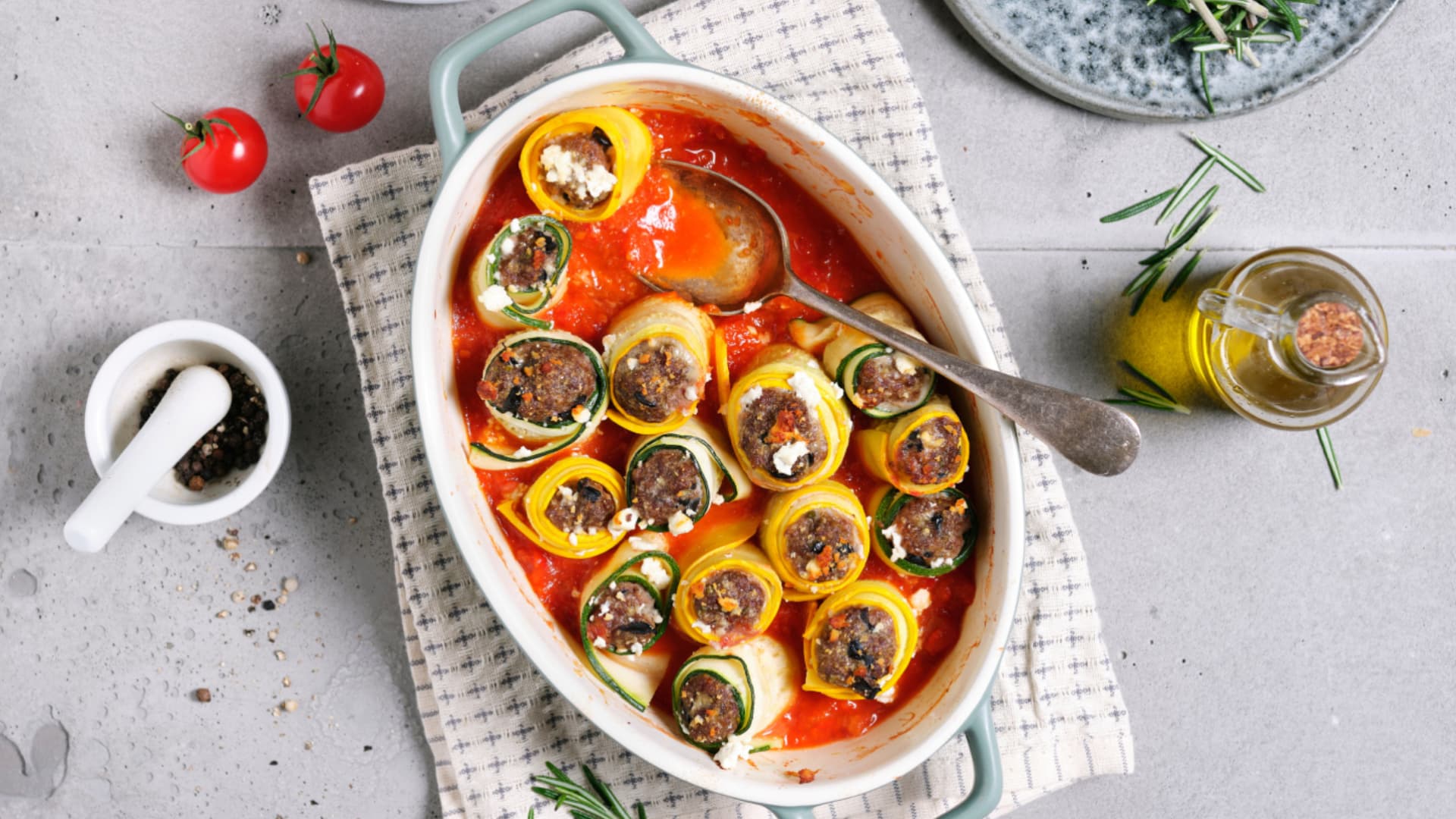 Low-Carb-Zucchiniröllchen mit Hackfleisch