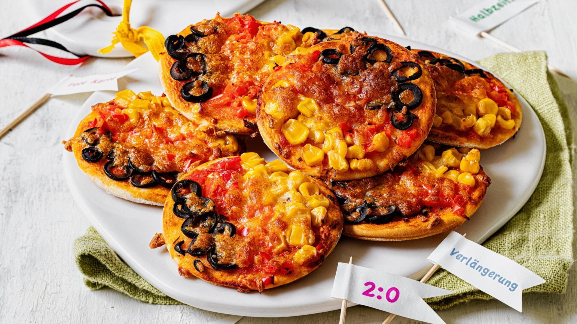 Mini-Pizza mit Deutschland-Spießen 