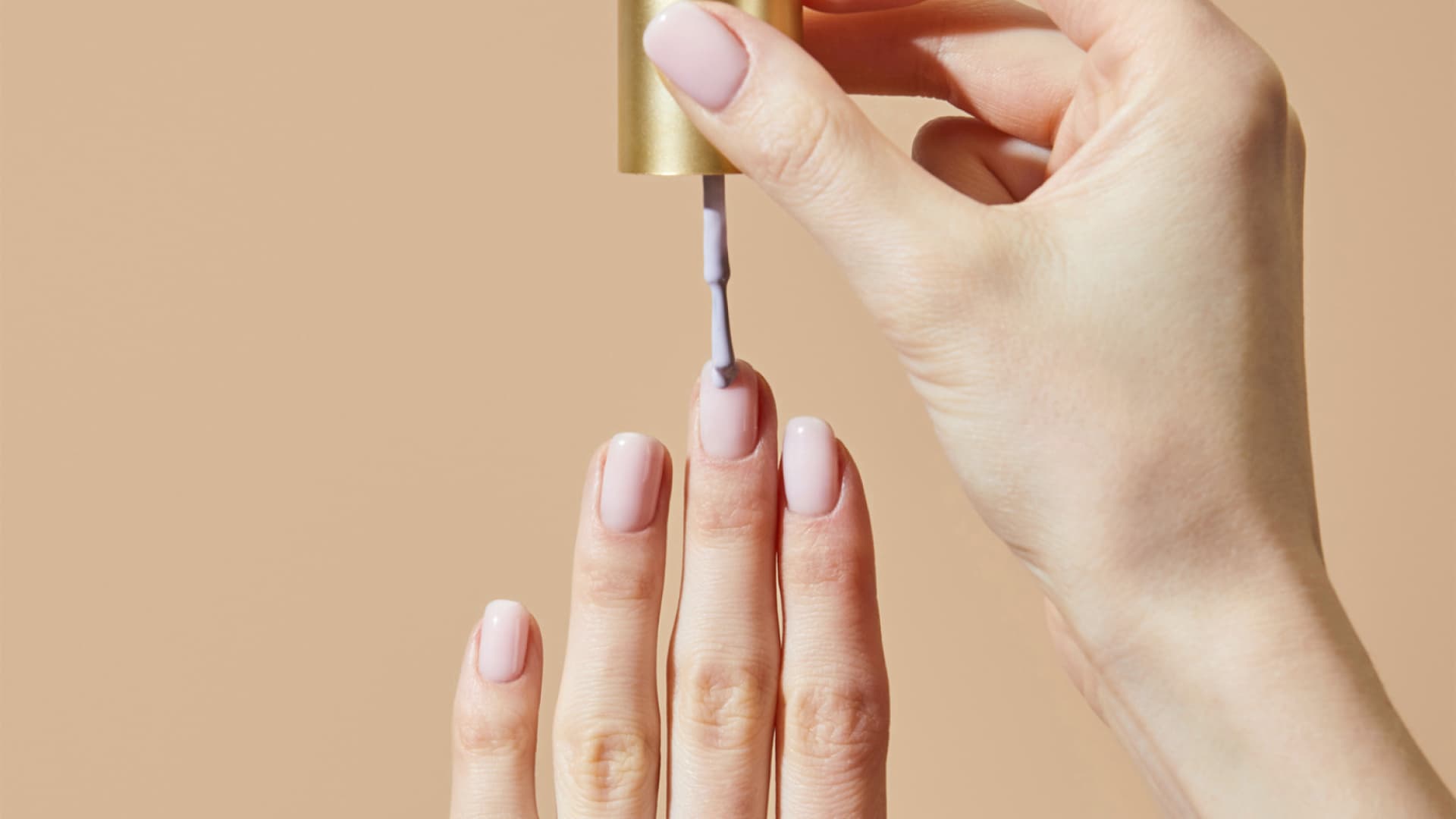 Frau trägt Nagellack auf