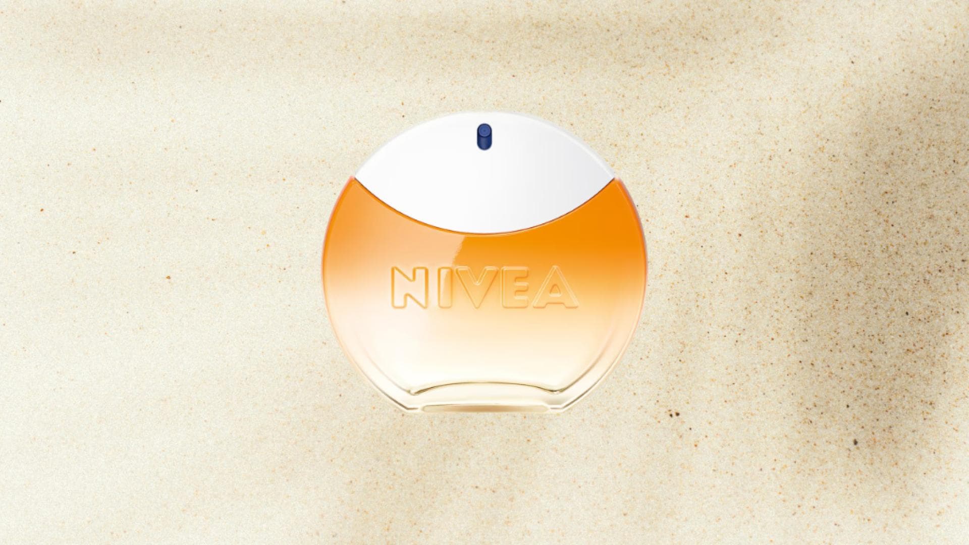 Nivea Sun Parfum auf einem Sand Hintergrund