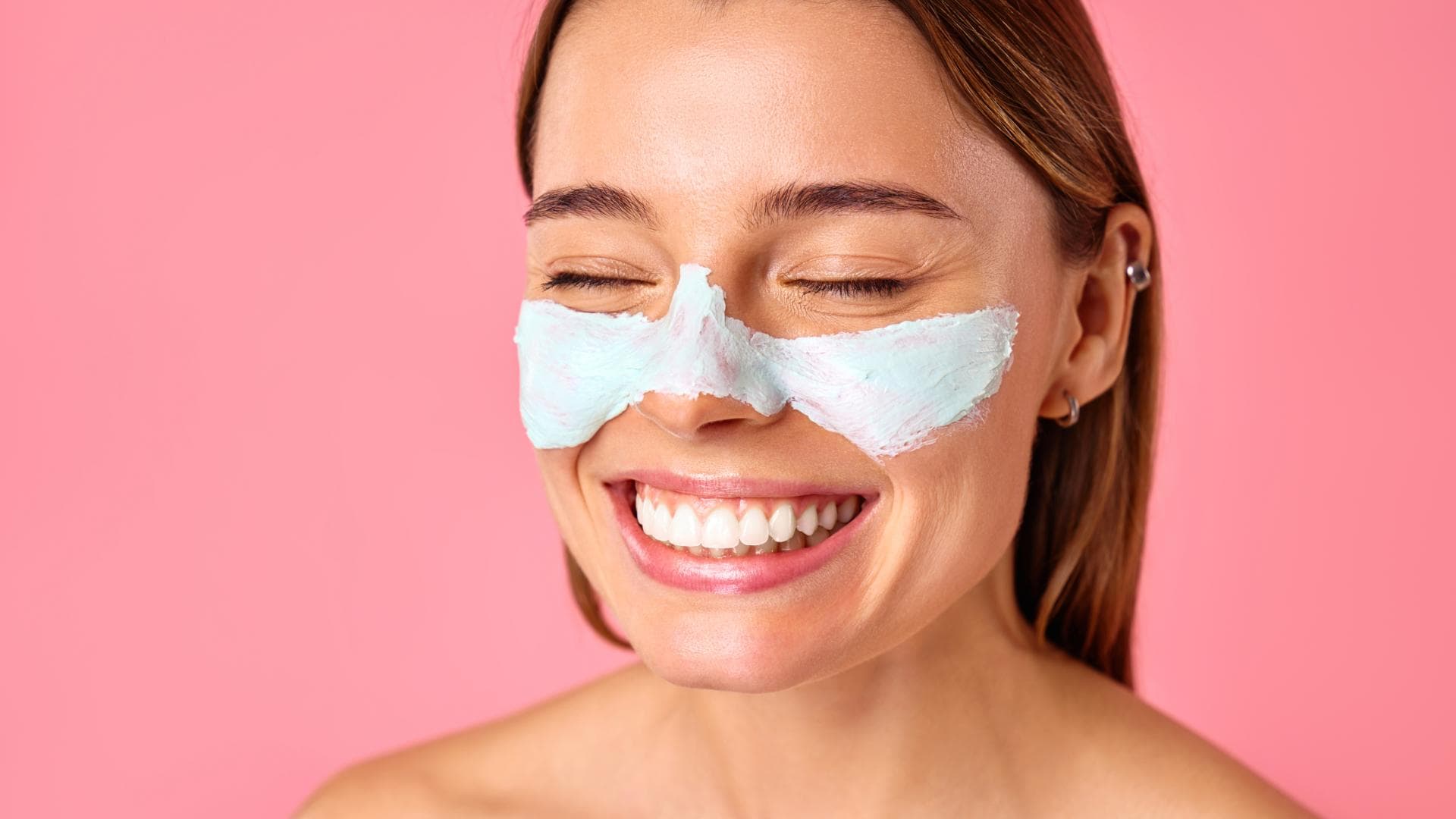 Frau mit Maske auf der Nase