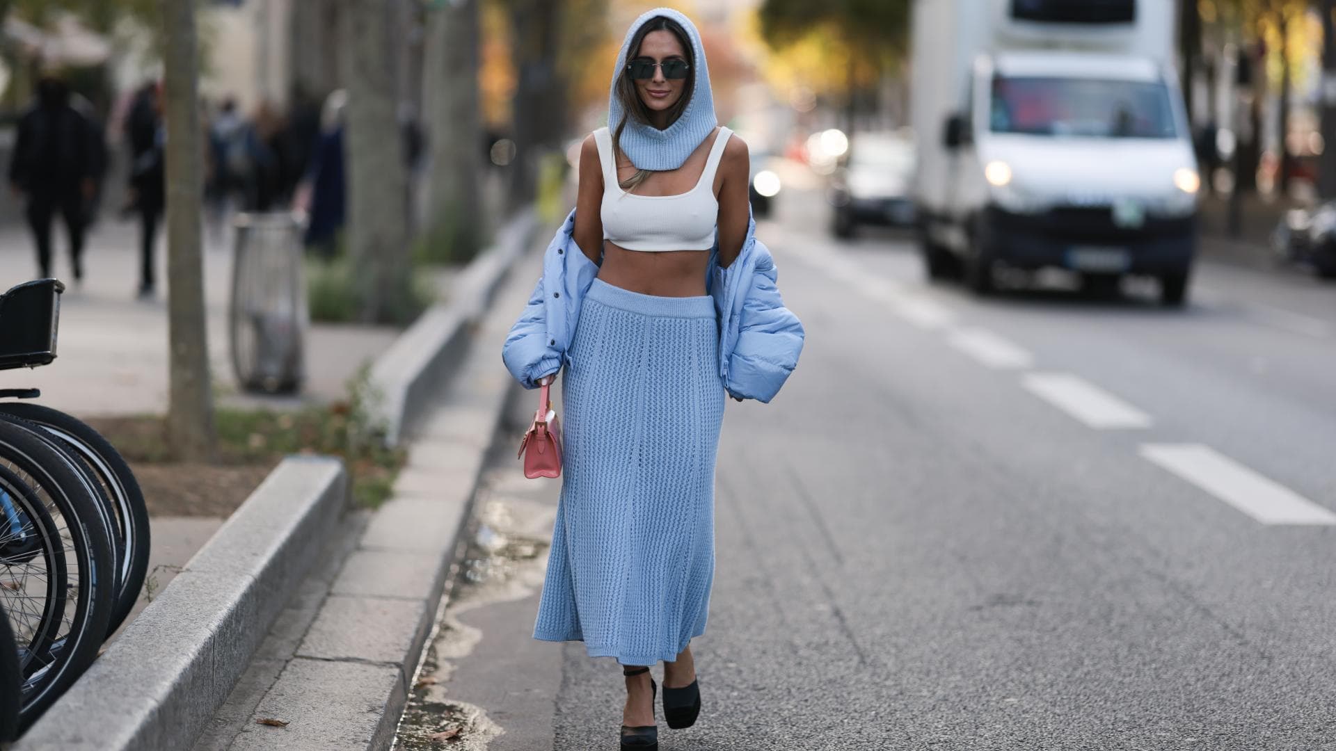 Frau trägt Strickrock im Streetstyle