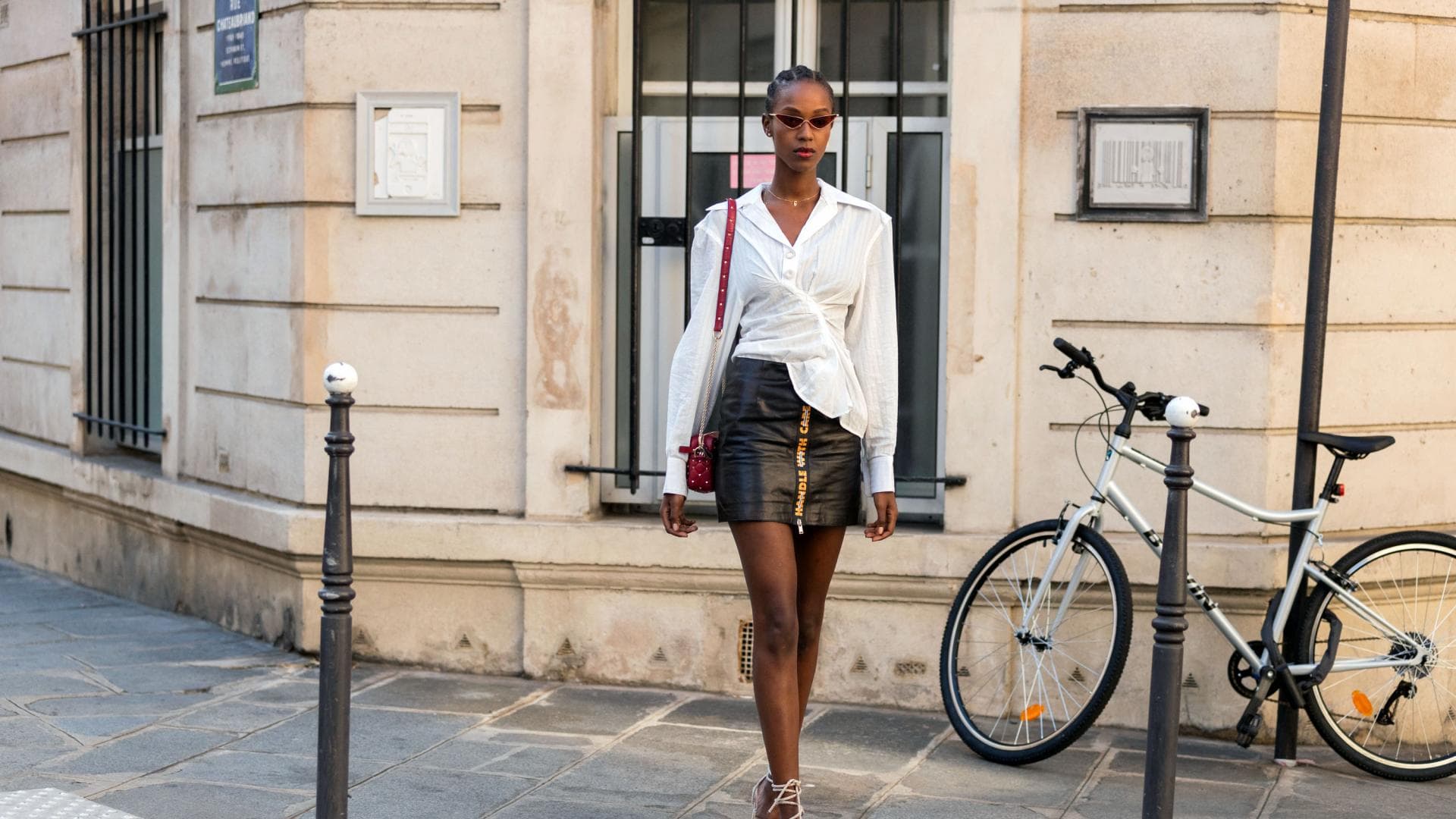 Leila Nda trägt eine Wickelbluse im Streetstyle