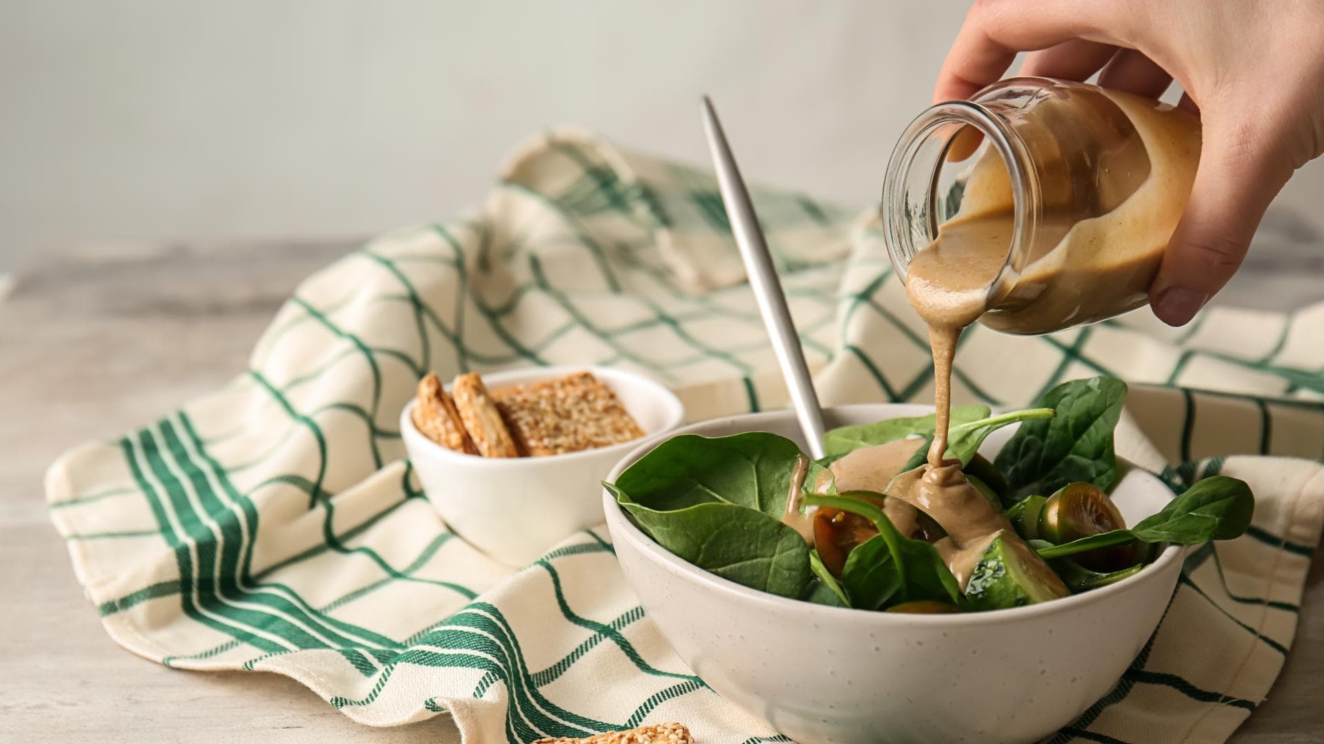 Veganes Dressing: Cremiges Rezept mit Tahini