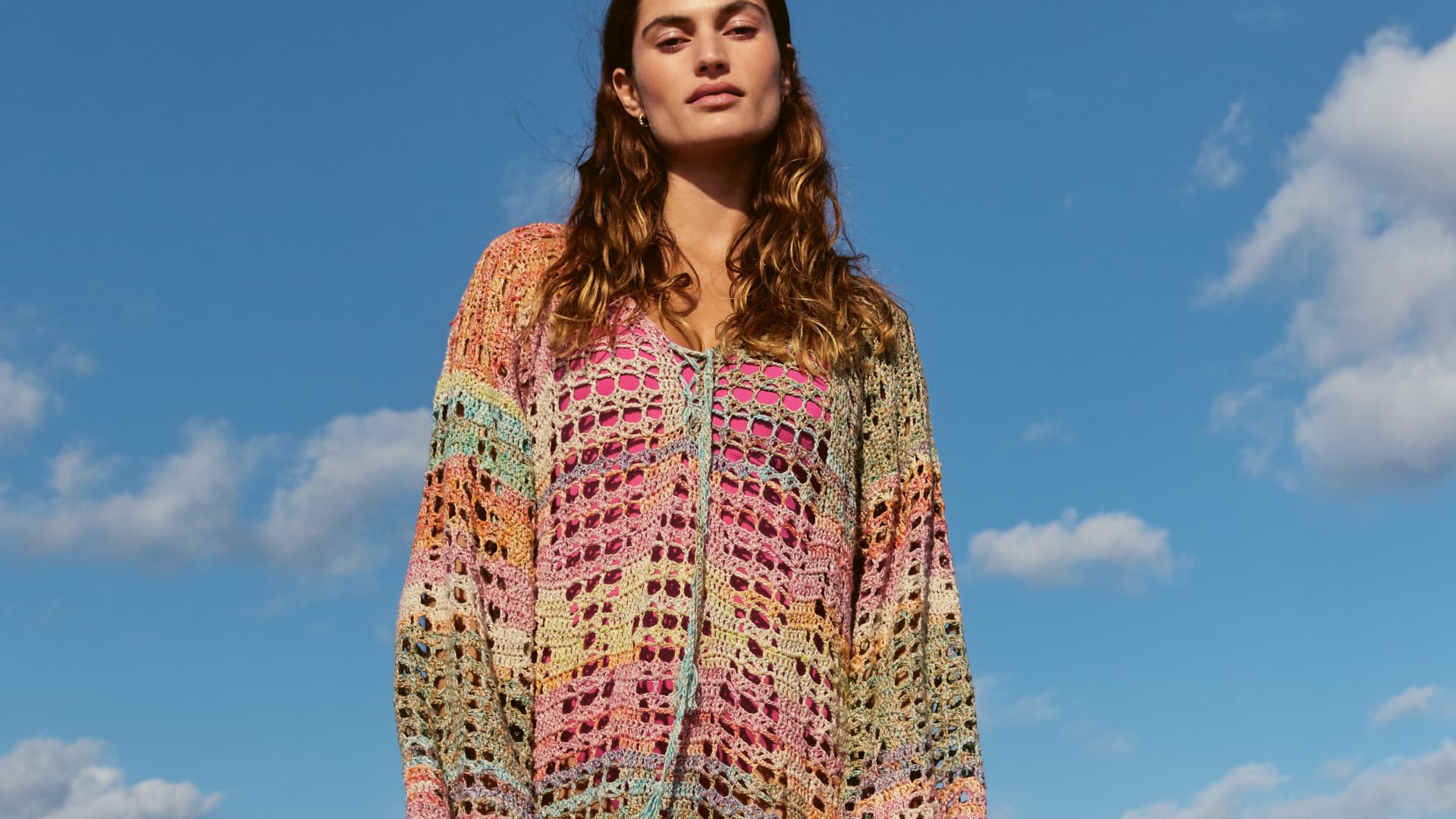 Model in gestrickter Tunika von Lana Grossa