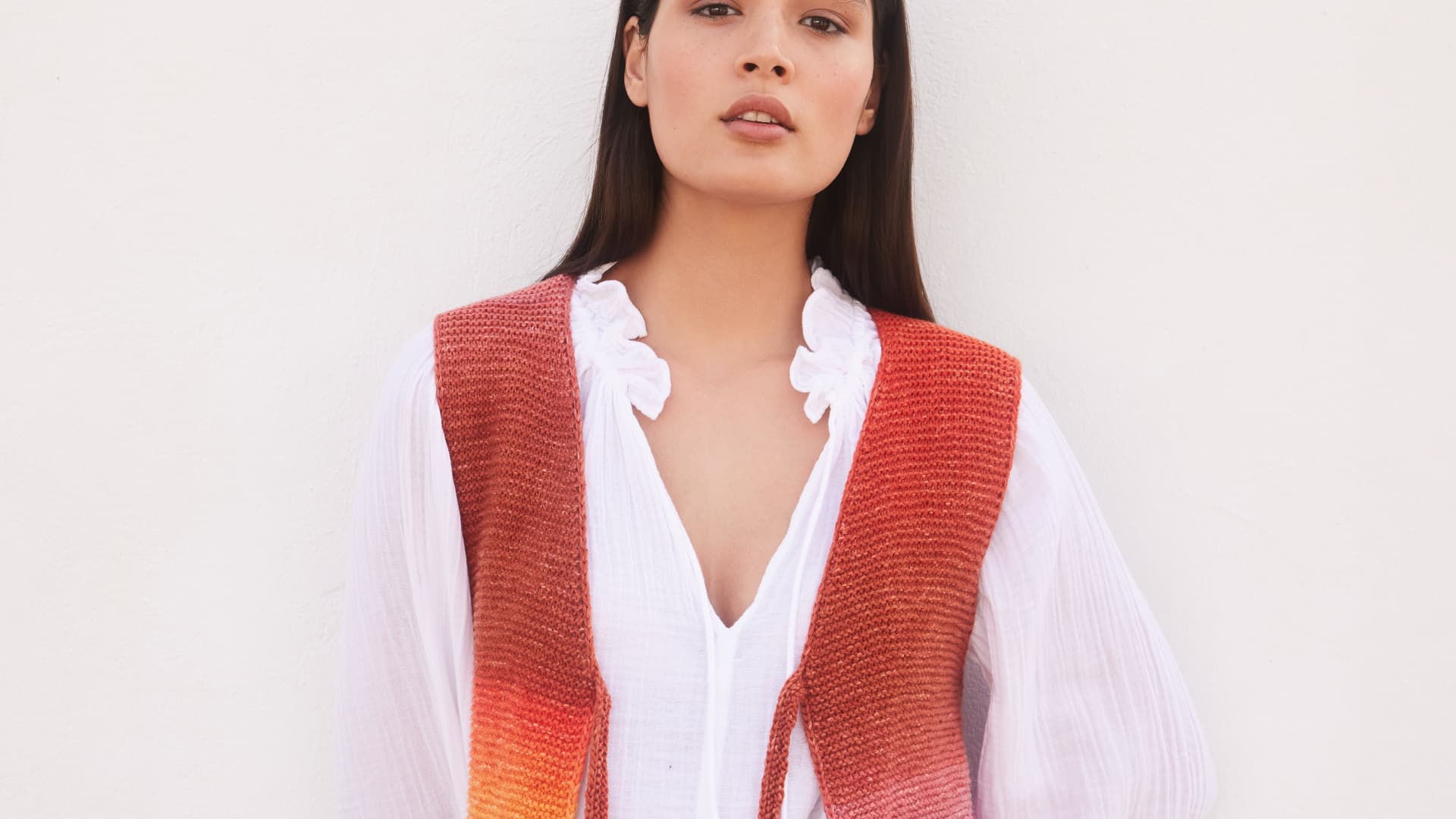 Model in bunter Strickweste von Lana Grossa