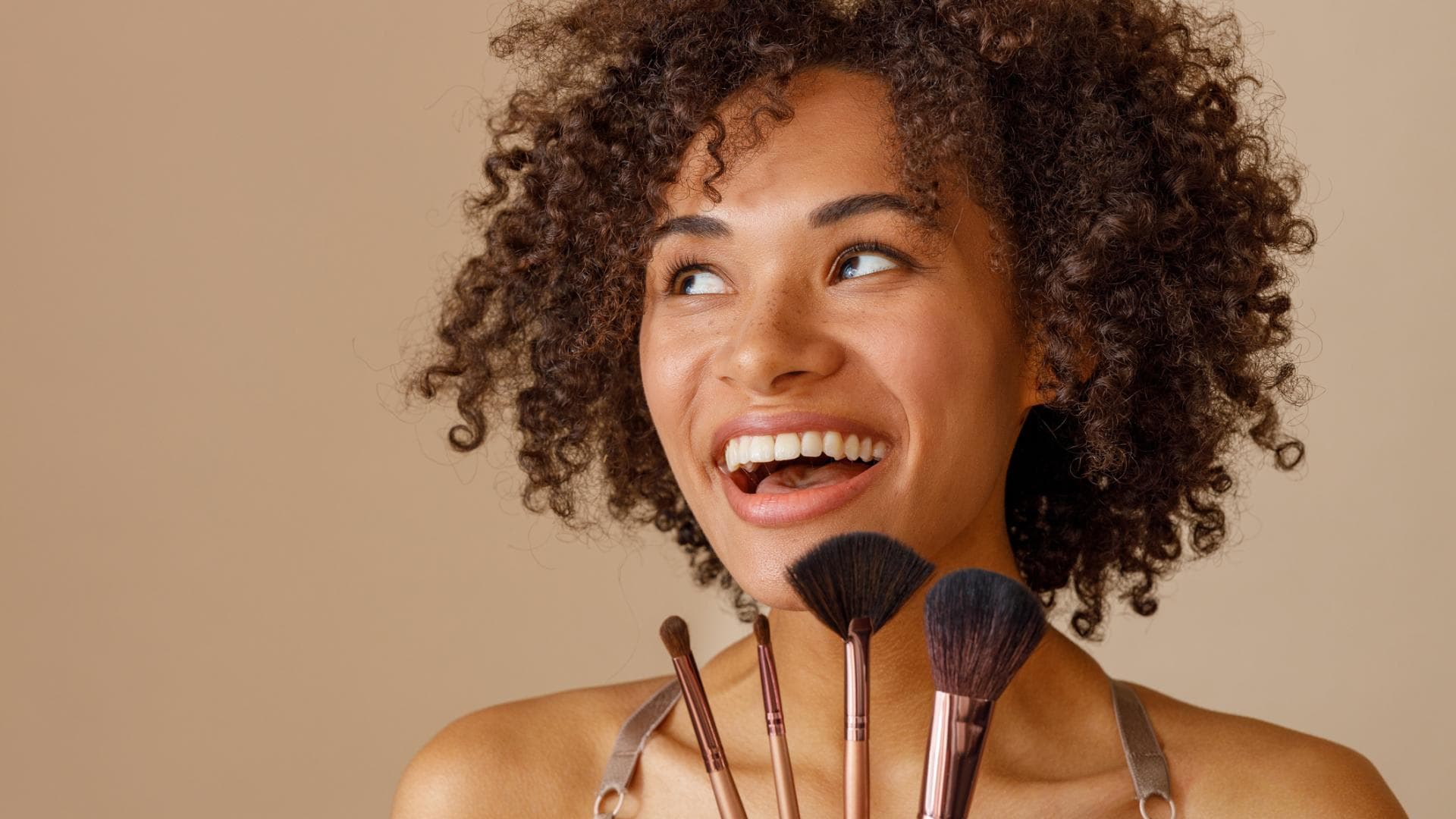 Frau hält Make-up-Pinsel in der Hand 