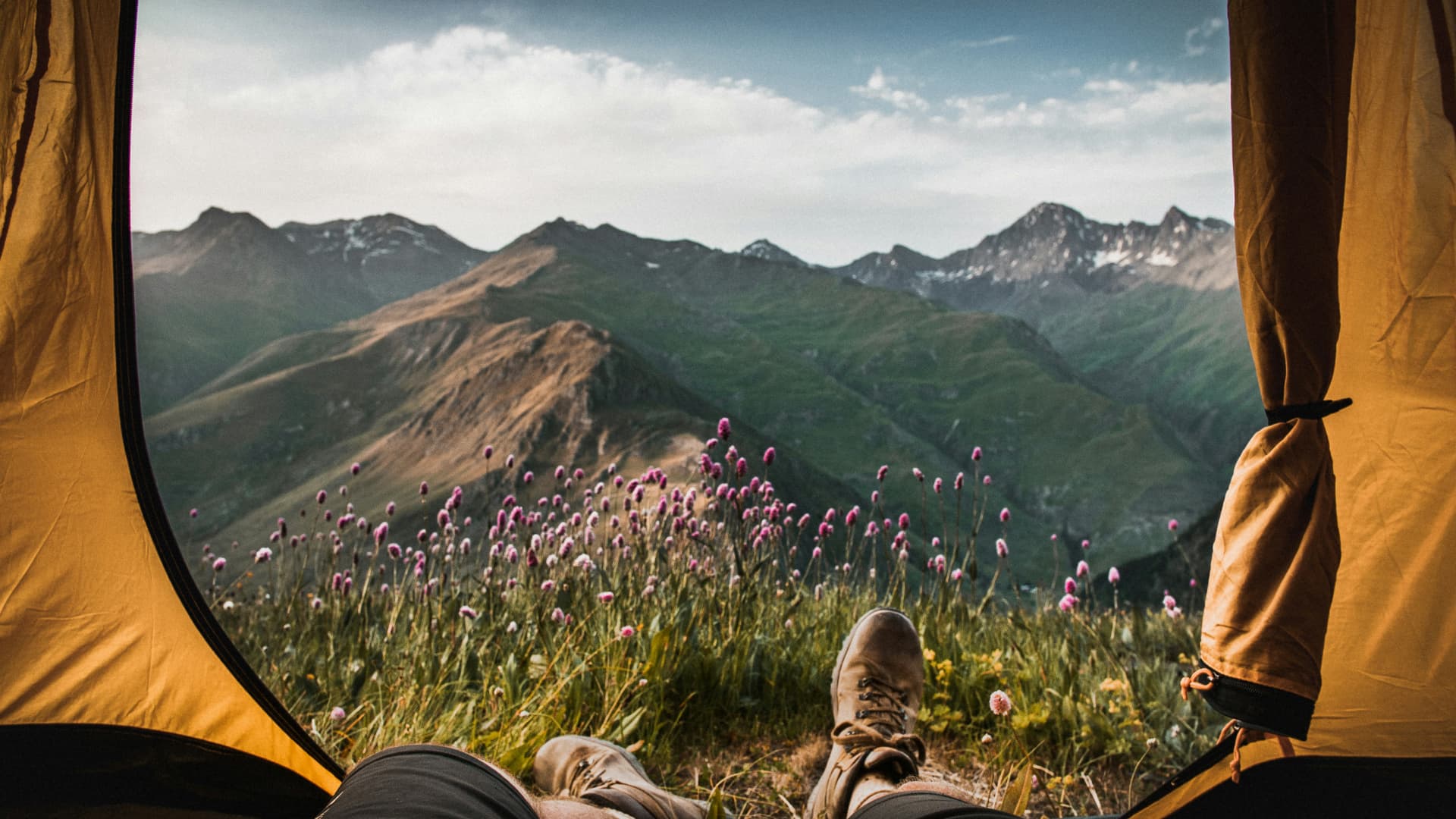 Ein Mann auf einem Campigplätz in den Bergen