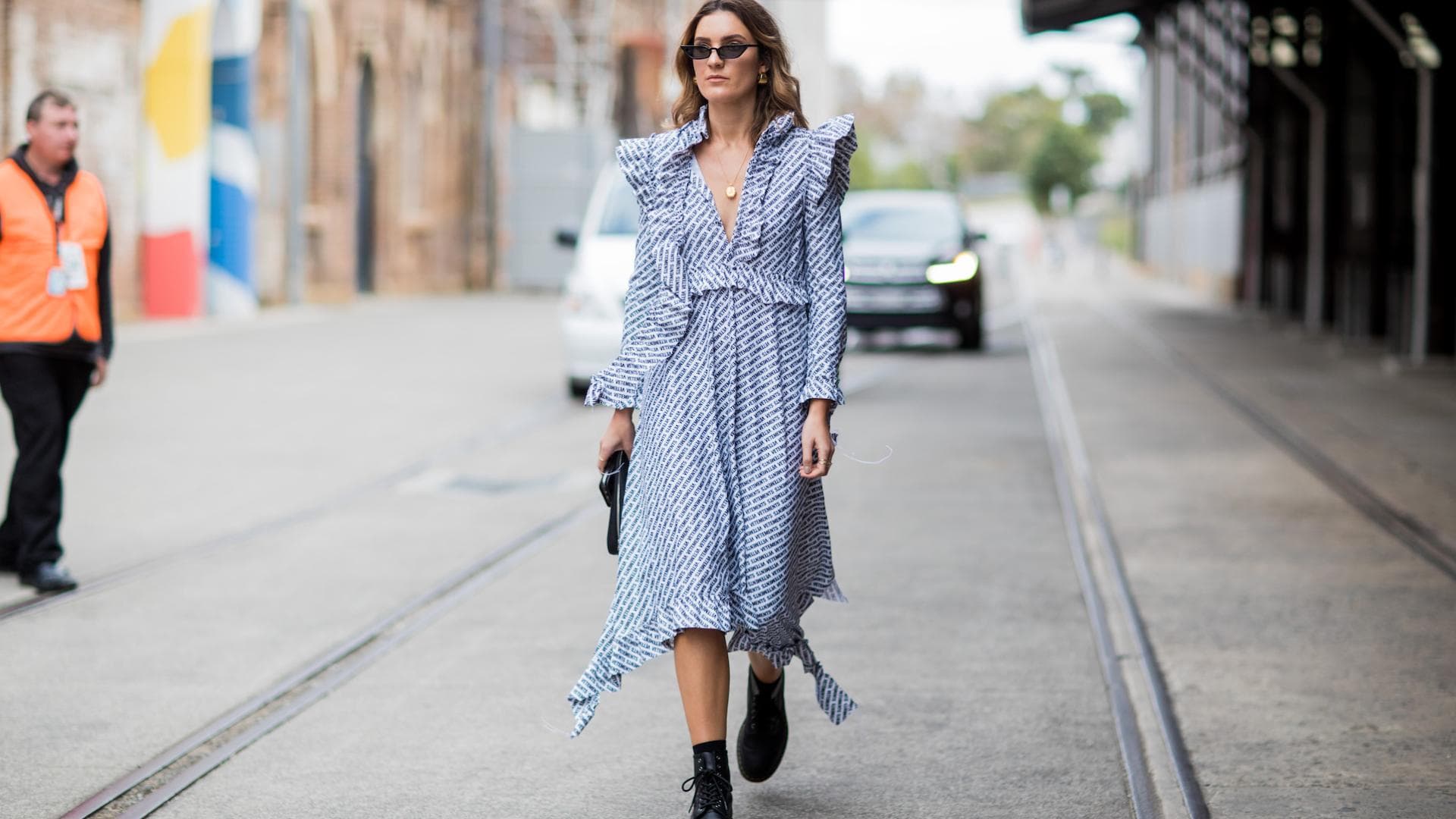 Frau mit Sonnenbrille, Maxikleid und Dr. Martens