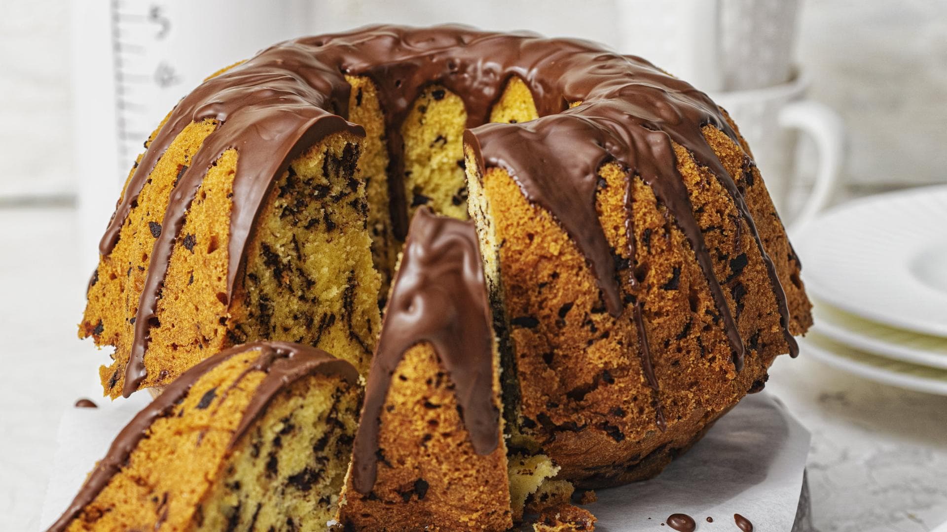 Napfkuchen mit Schokolade angeschnitten