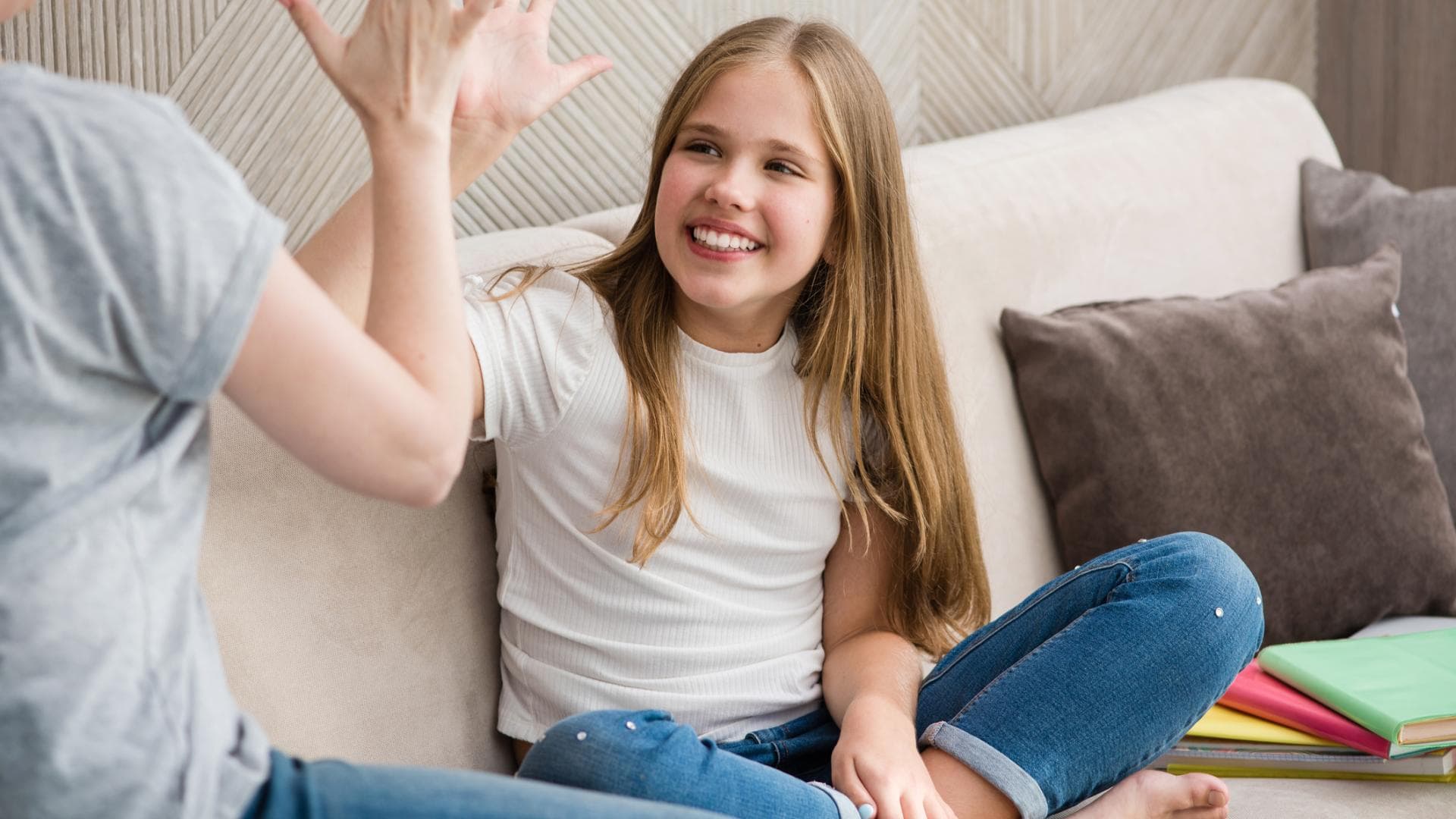 In der weiterführenden Schule werden die Hausaufgaben komplexer – und Kinder benötigen wieder mehr Unterstützung von den Eltern. 