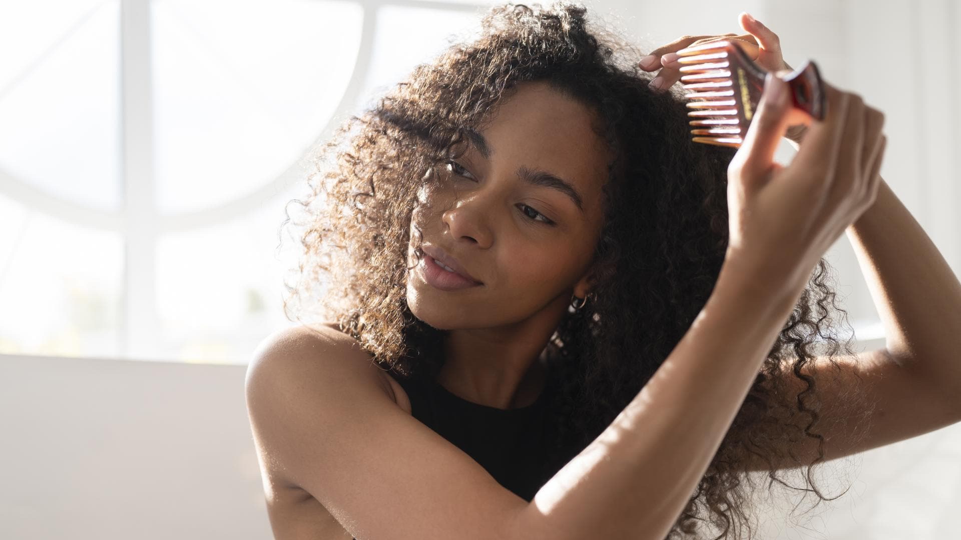Frau kämmt Locken
