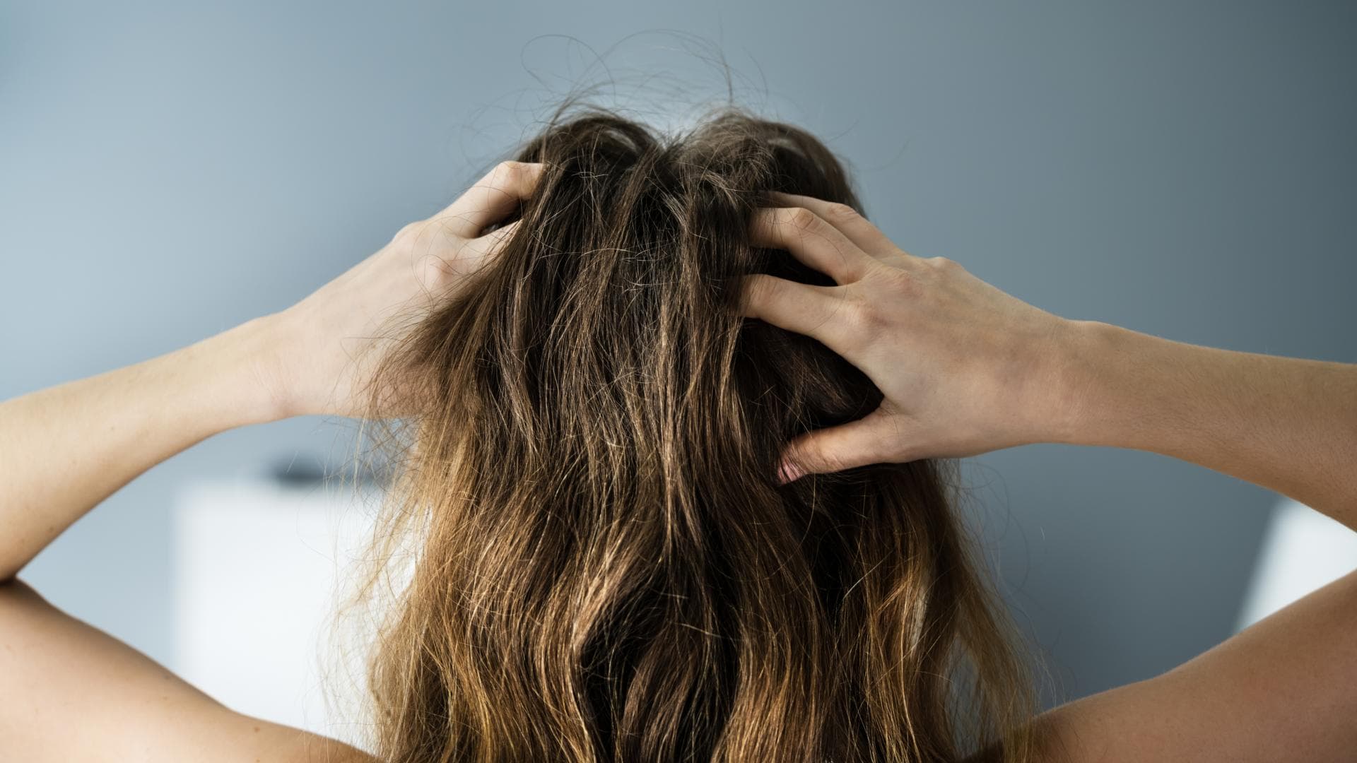 Frau mit abgebrochenen Haaren