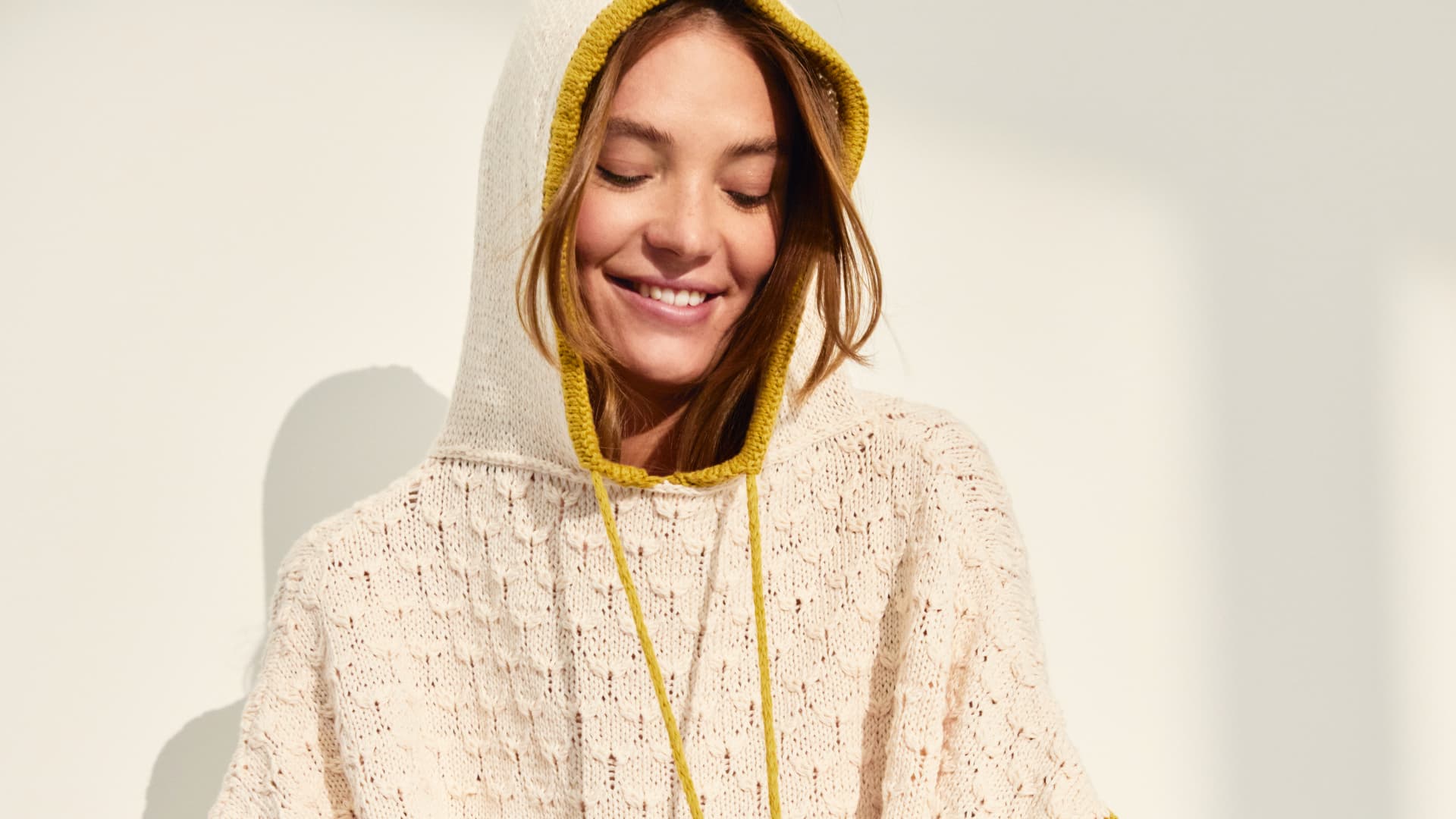 Model in gestricktem Hoodie von Lana Grossa