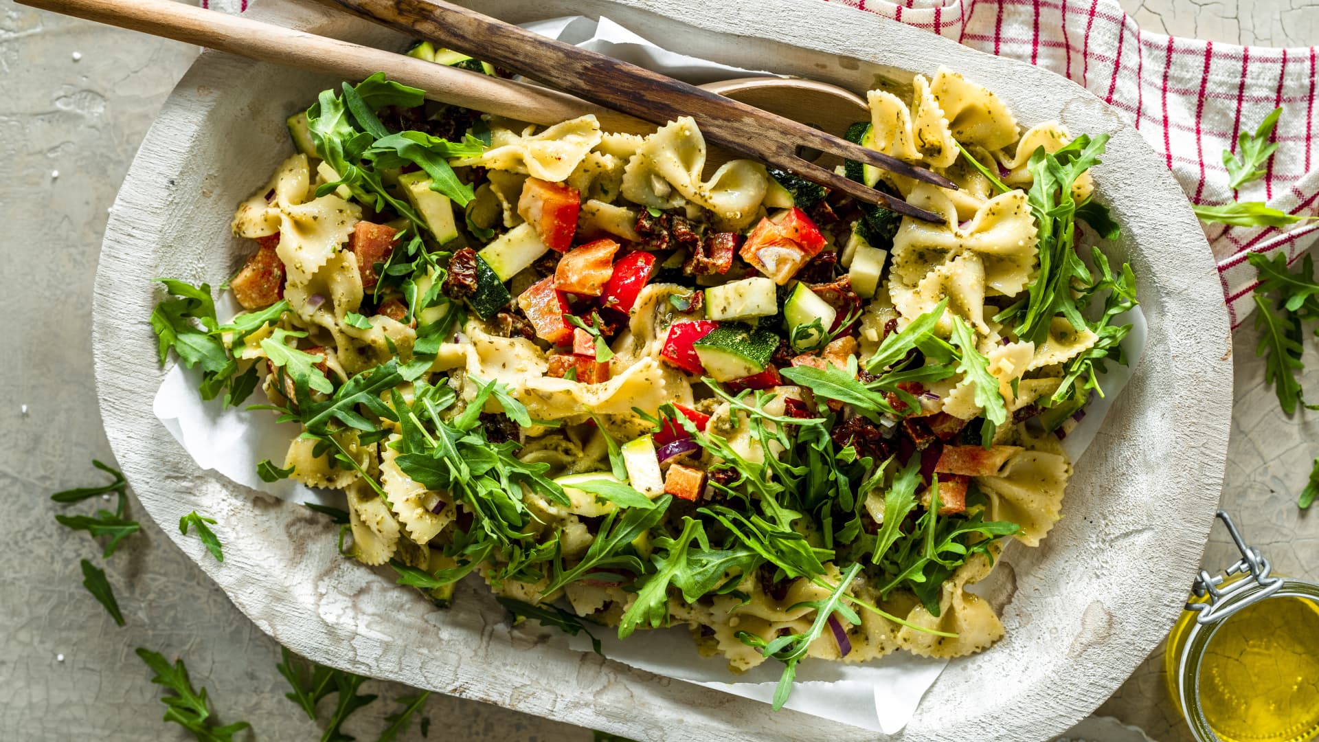 Italienischer Nudelsalat mit Rucola