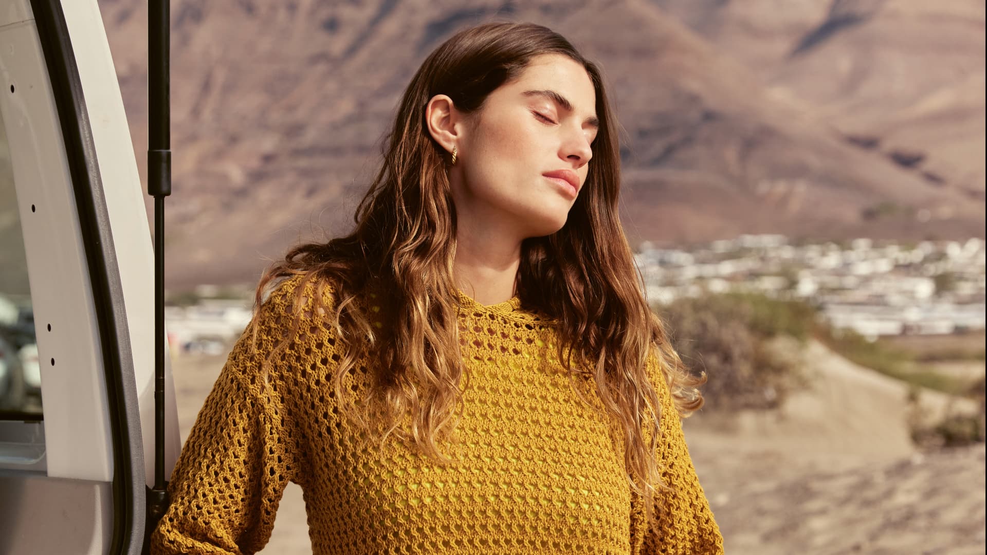 Model in gestricktem Kapuzenpullover von Lana Grossa
