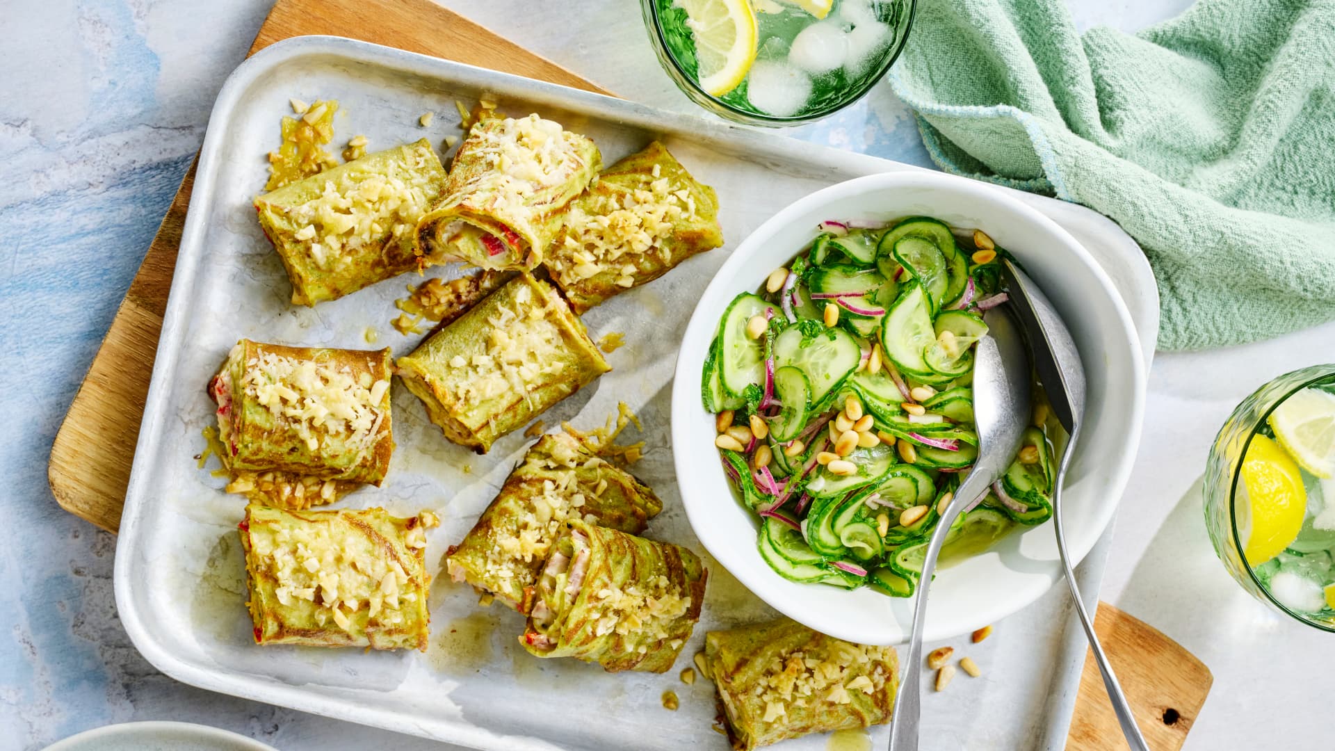 Überbackene Crepes mit Kräutern und Gurkensalat