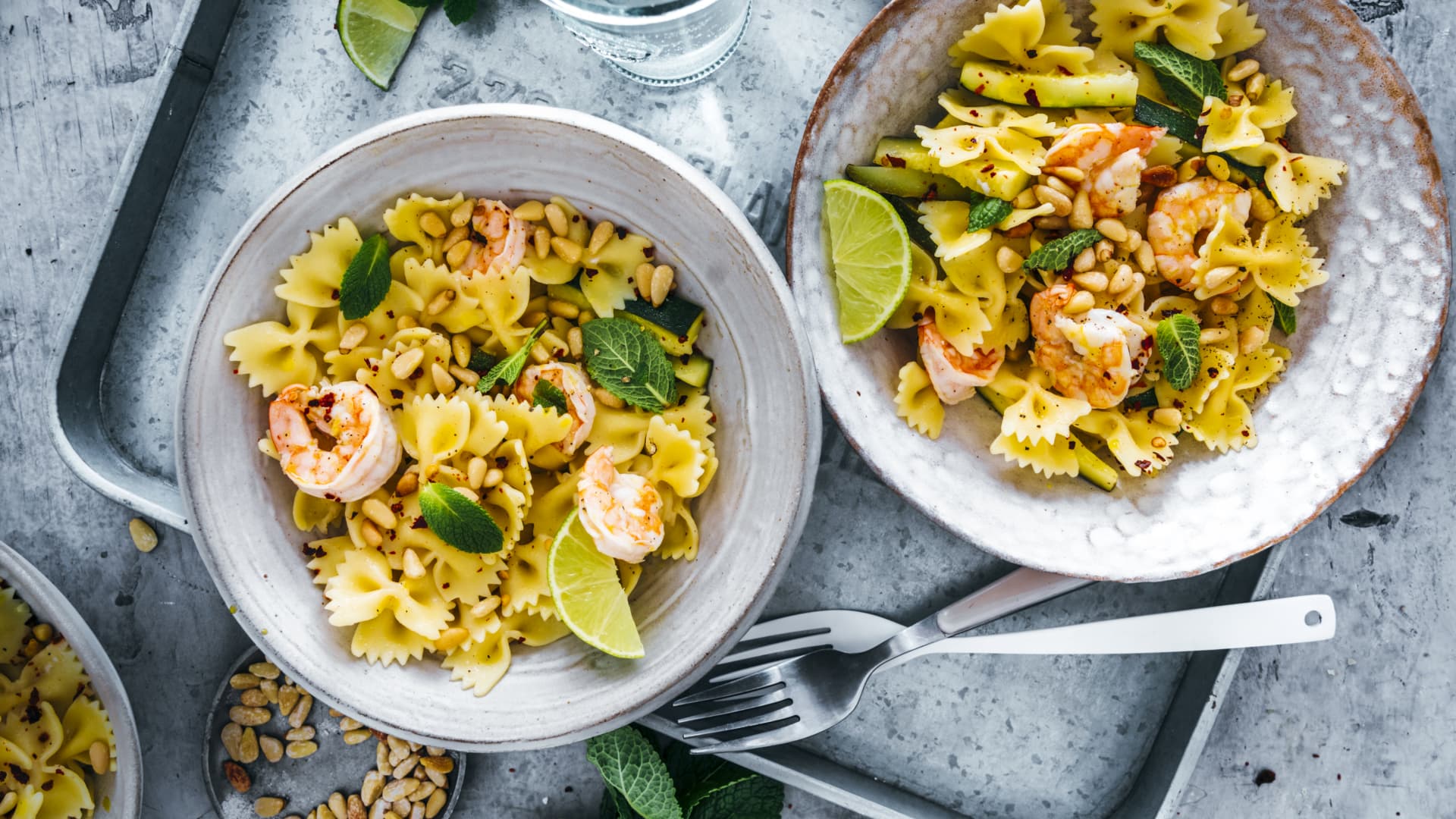 Garnelen-Pasta mit Zucchini und Pinienkernen