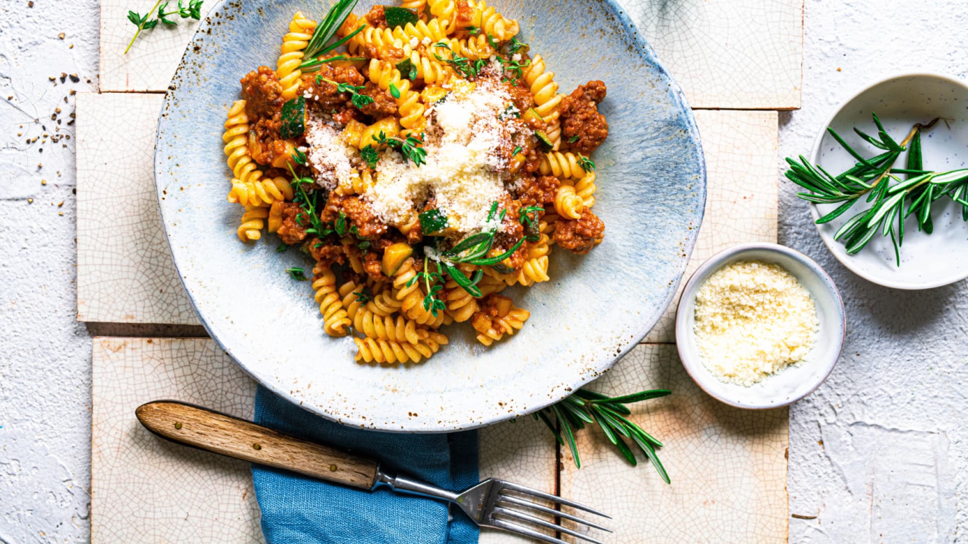 Schnelle Spirelli mit Zucchini-Hackfleisch-Sauce