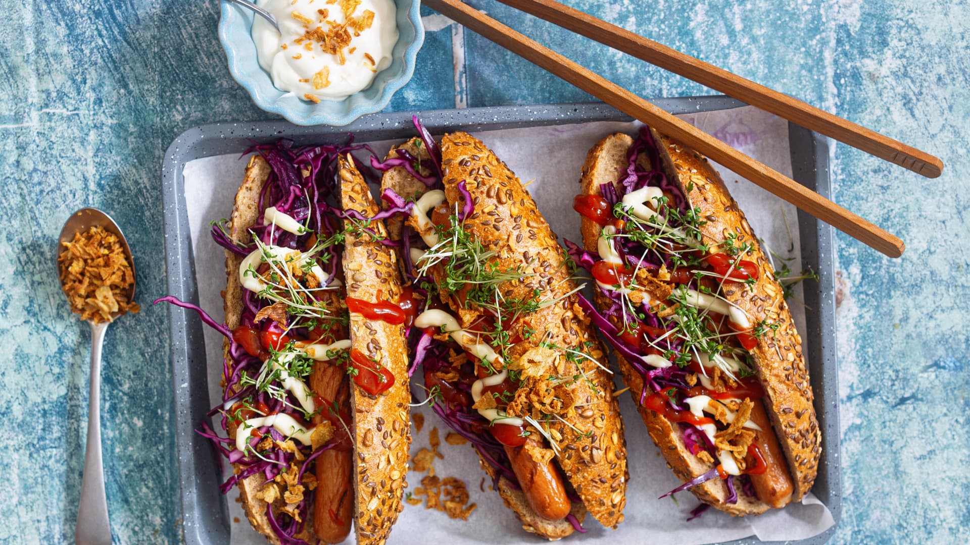 Belegte Brötchen mit veganen Würstchen