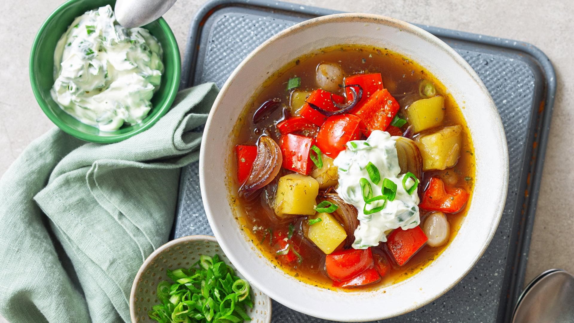 Bunter Gemüsetopf mit Crème fraîche