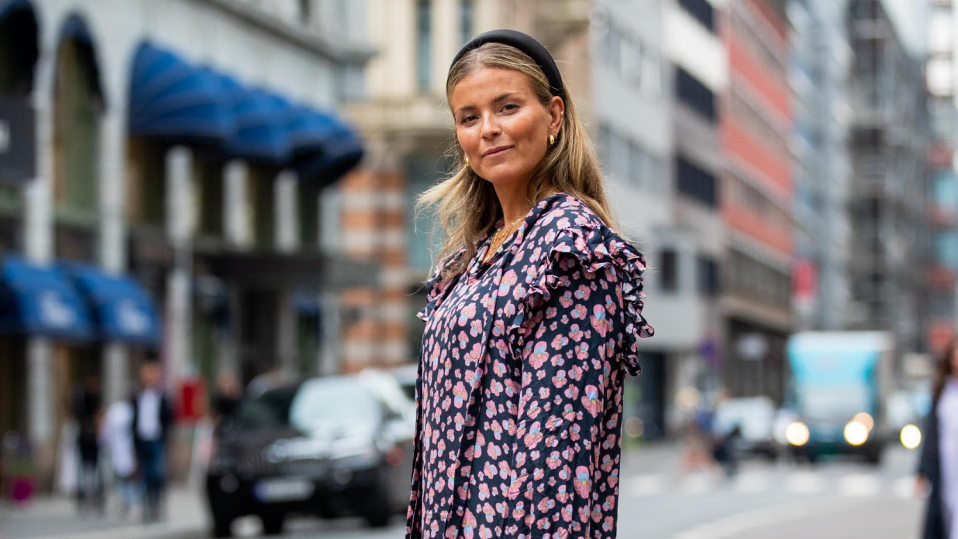 Fashion-Week-Besucherin mit Haarreif-Frisur