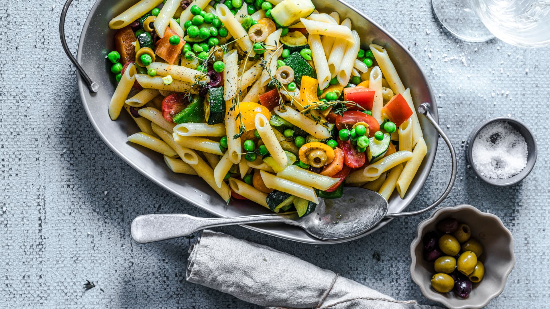 Mediterraner Nudelsalat mit Gemüse