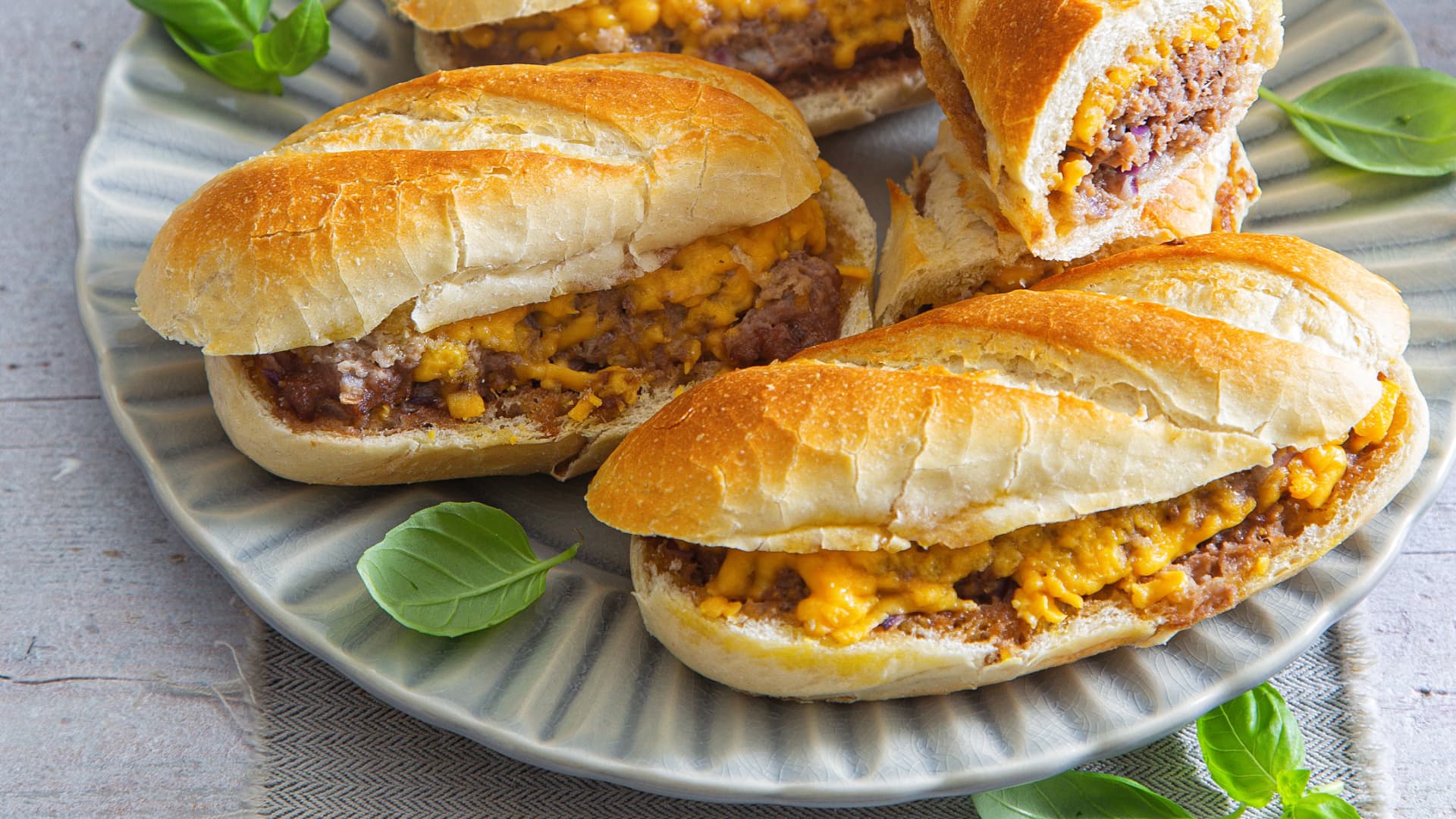 Gefüllte Baguettes mit Hackfleisch und Käse