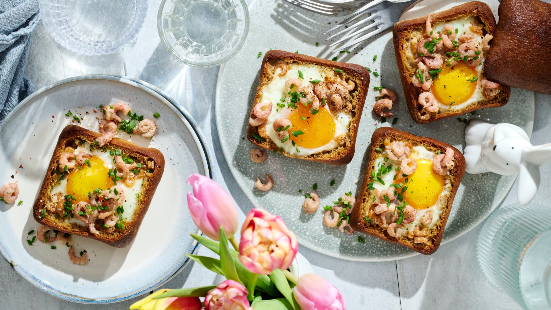 Gefüllte Brötchen mit Ei und Krabben