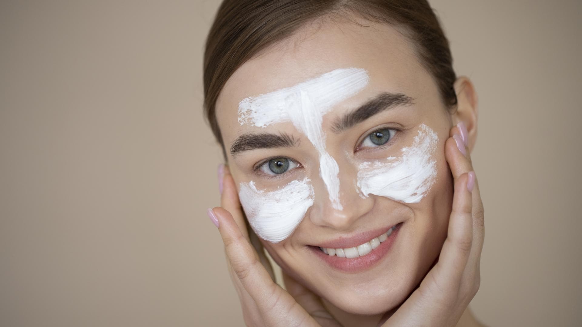 Frau mit Gesichtsmaske