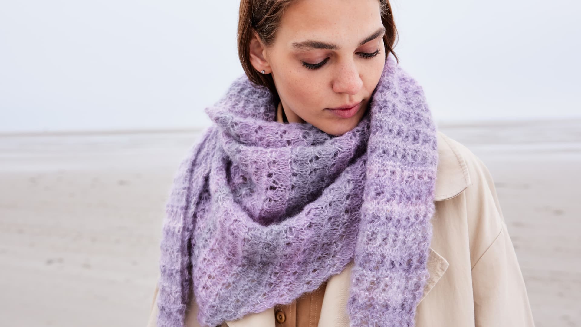 Model mit gestricktem Dreieckstuch aus Farbverlaufsgarn