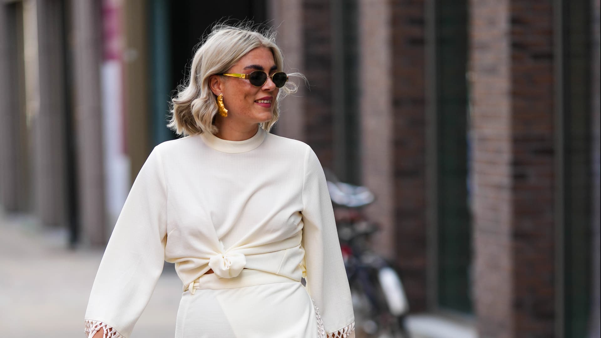 Graue Haare Frisur, die jünger macht