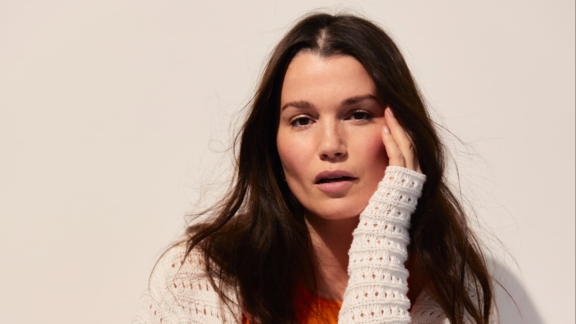 Model in gehäkeltem Mantel von Lana Grossa