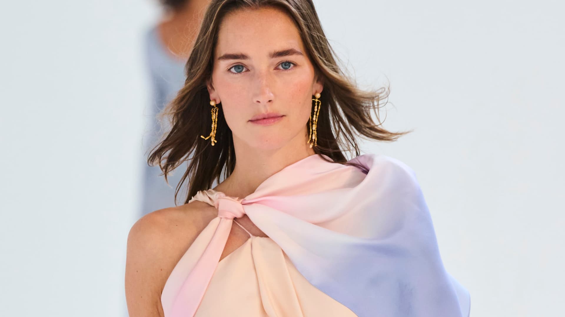 Model mit Lippenstift als Rouge