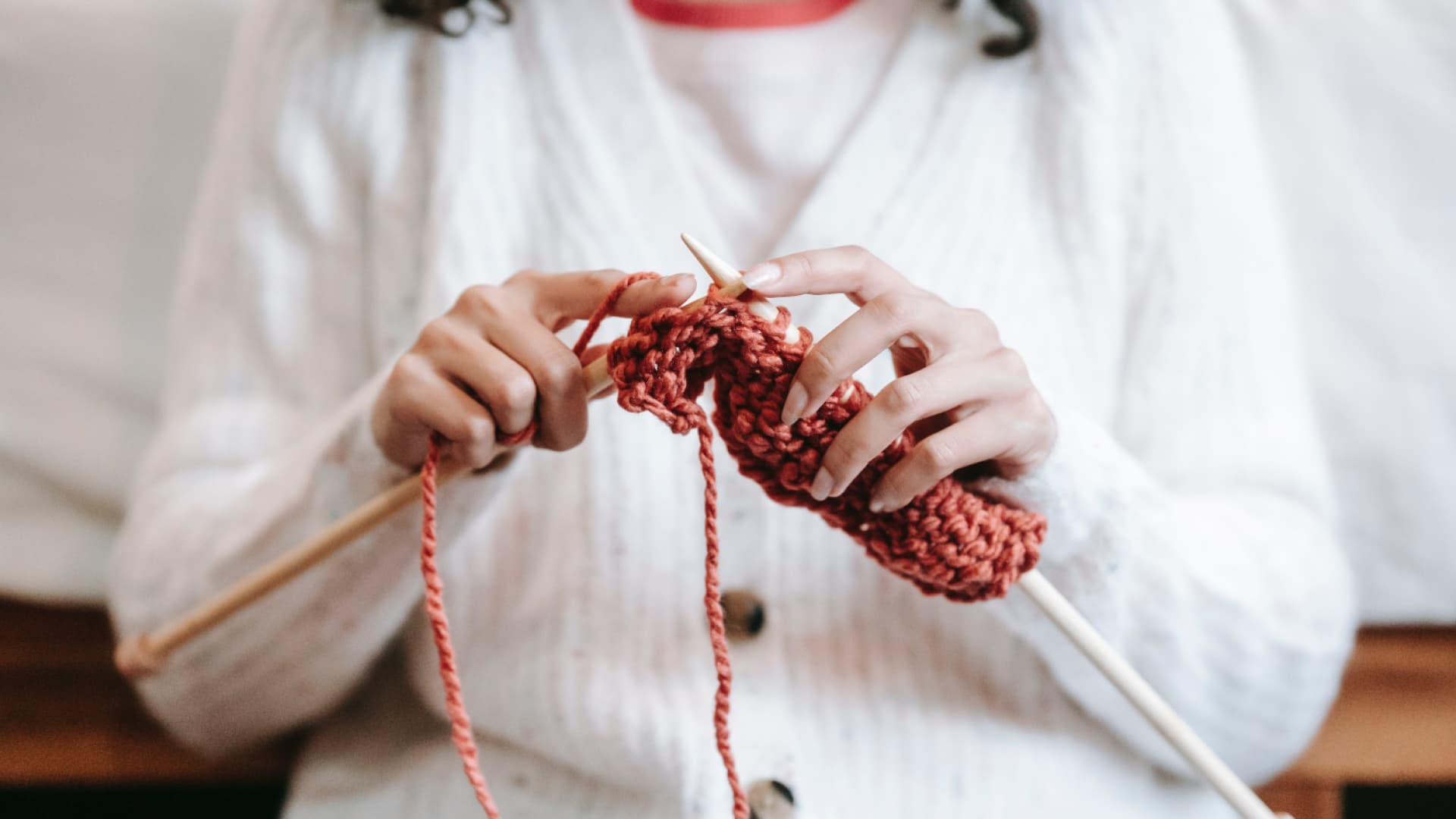 Frau kettet Maschen ab