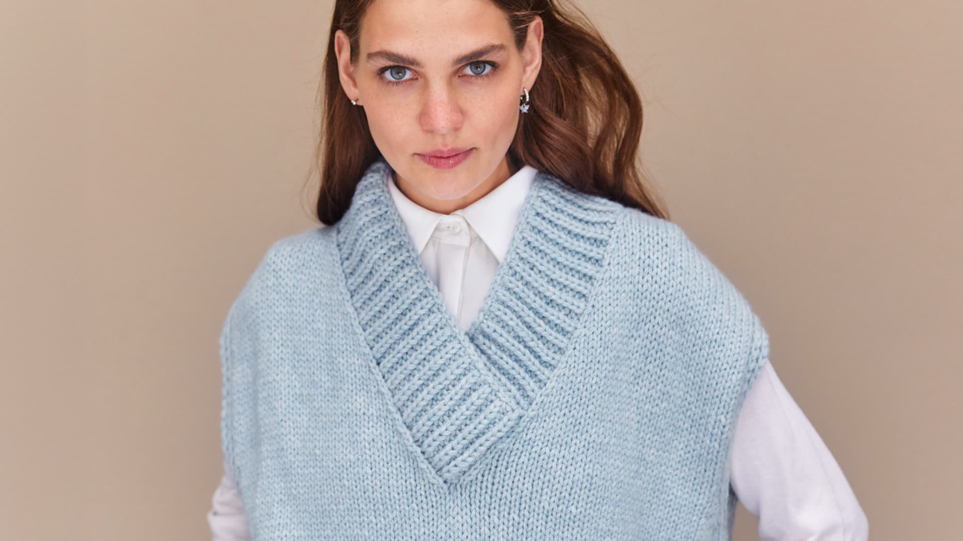 Model in hellblauem Oversize-Pullunder von Lana Grossa