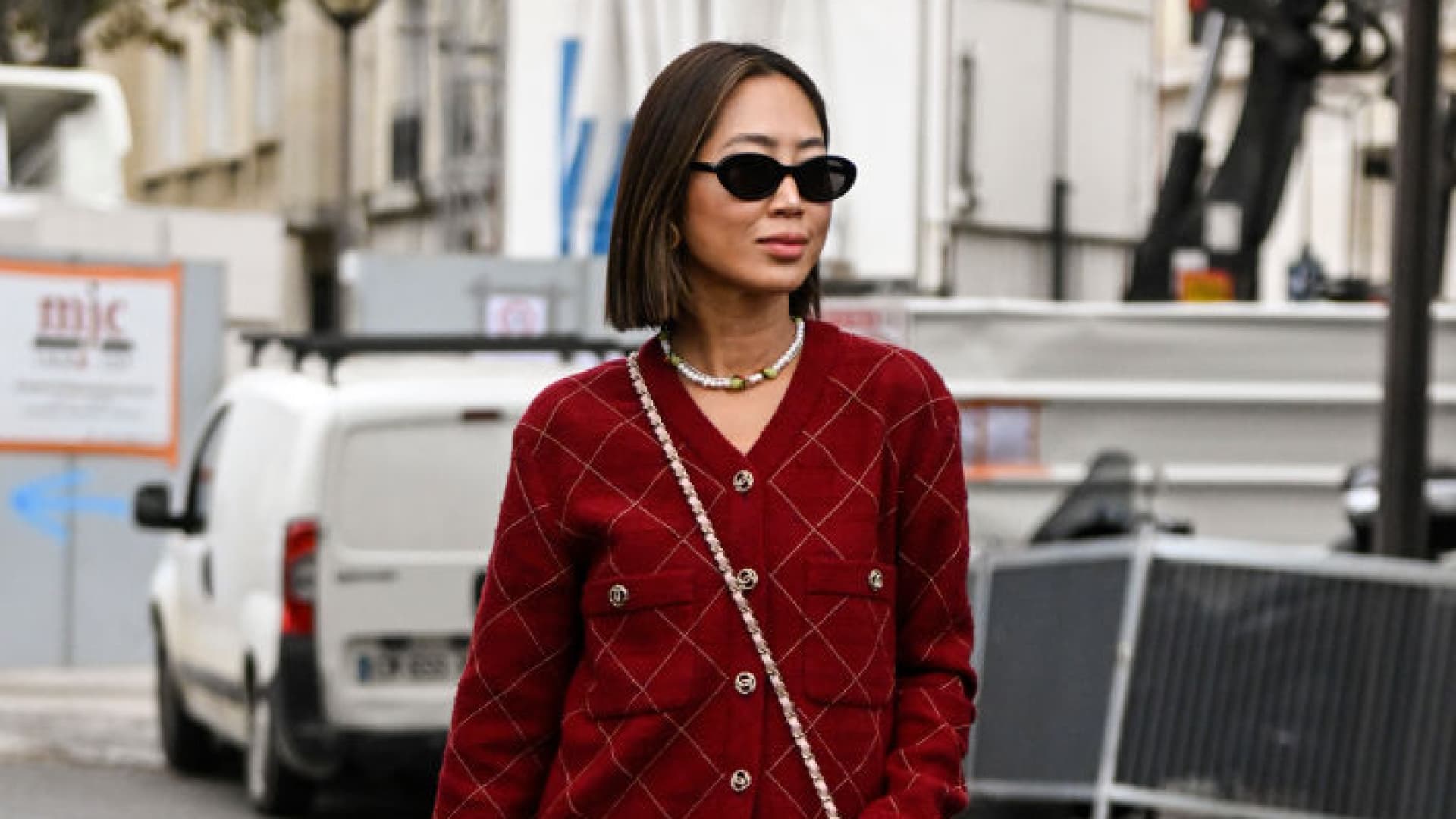 Aimee Song mit Paper Cut Bob