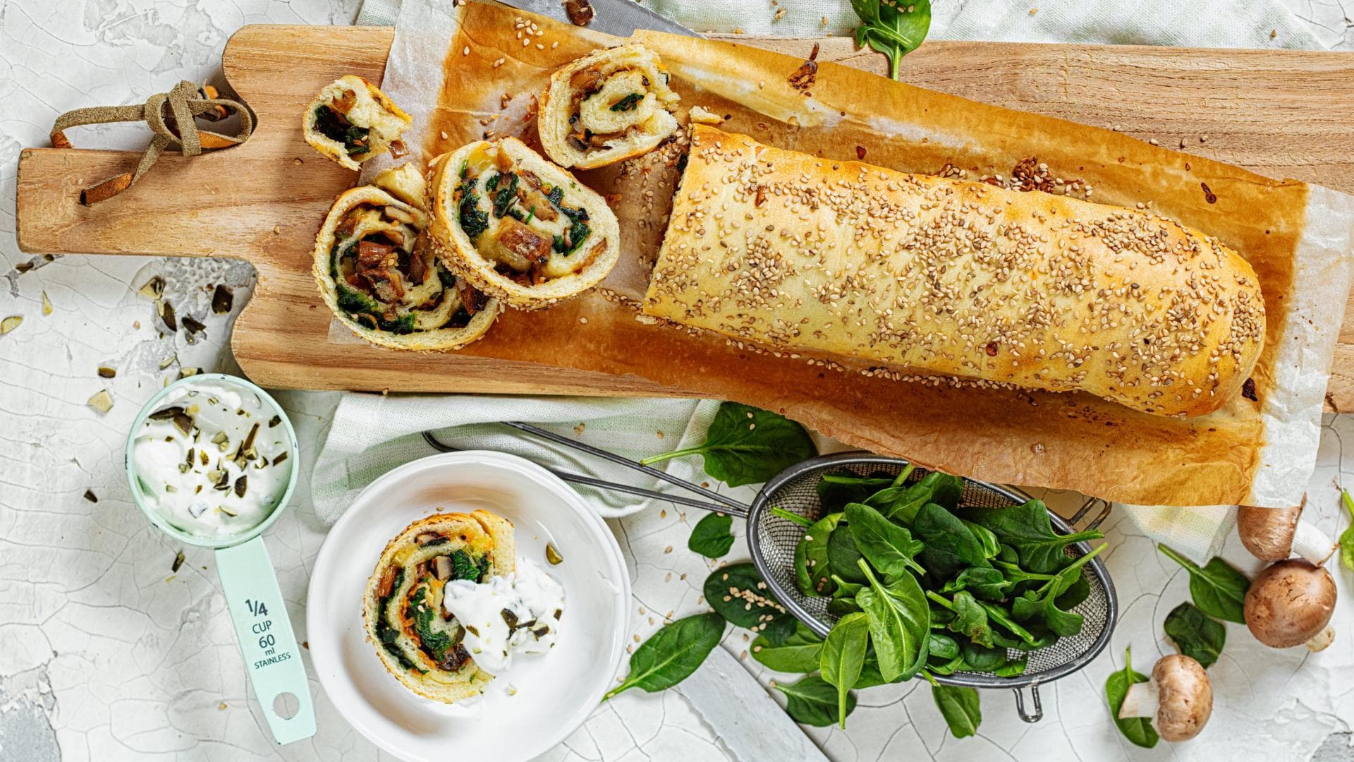 Pizzastrudel mit frischen Pilzen und Spinat Pizzastrudel mit frischen Pilzen und Spinat