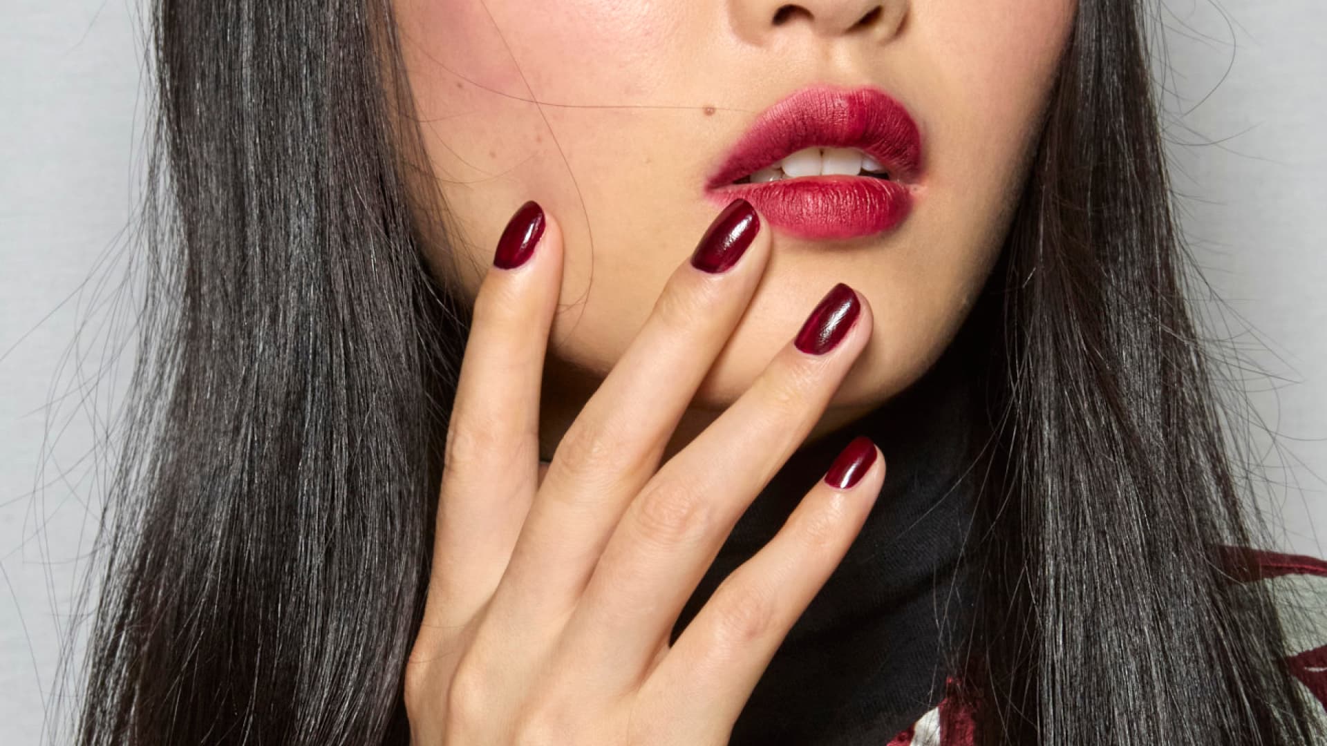 Model mit Rotwein-Nägel bei der HW/24 Show von Leonard Paris