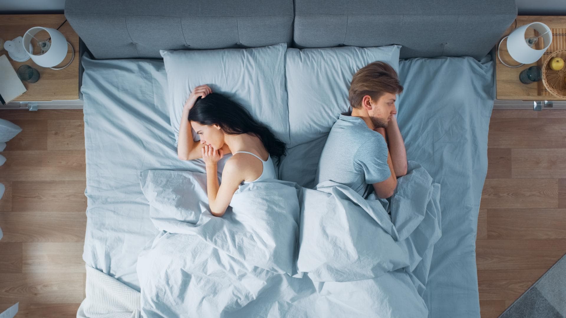 Paar schläft im Bett 